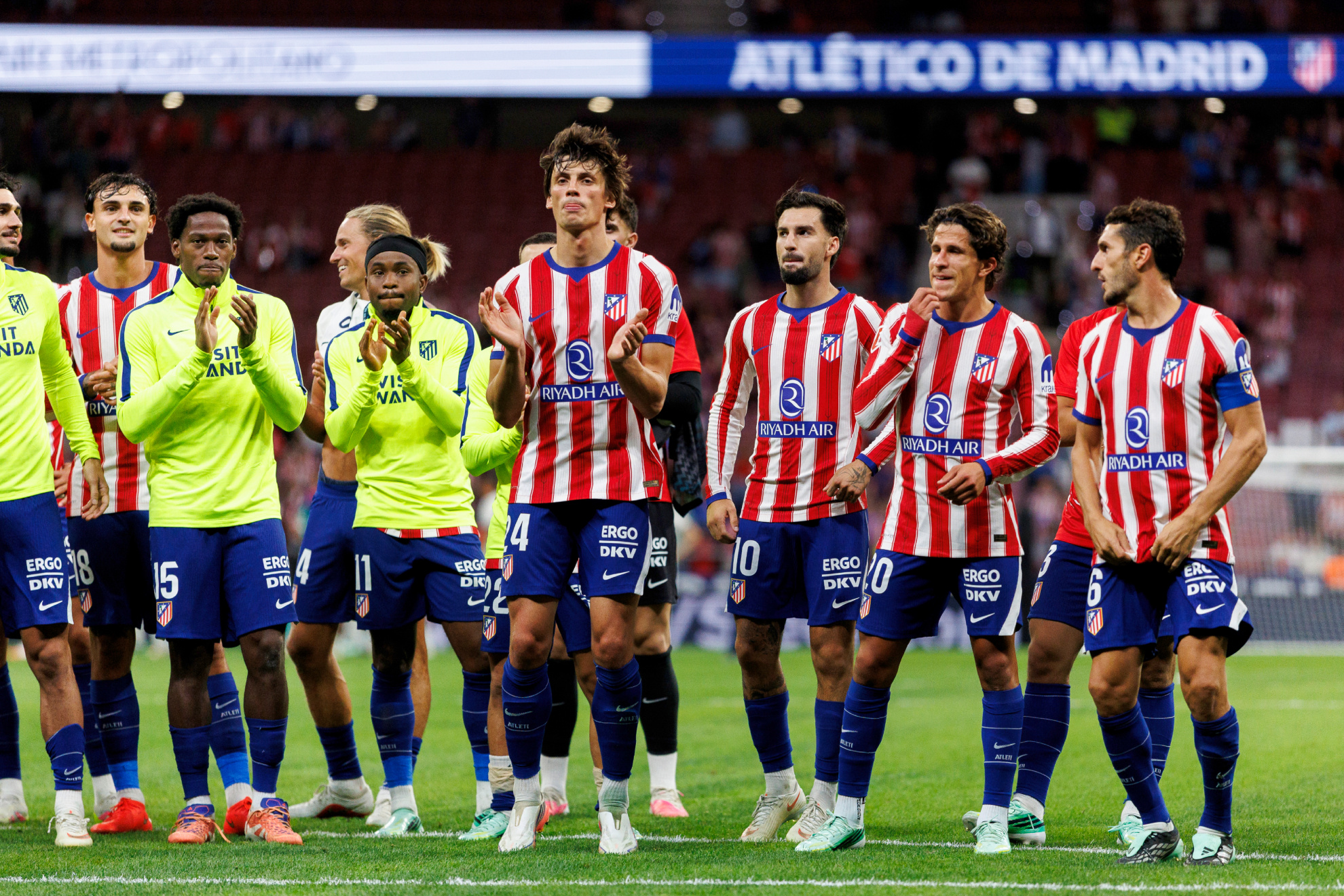 Los jugadores del Atlético, al final del partido. Apo Caballero