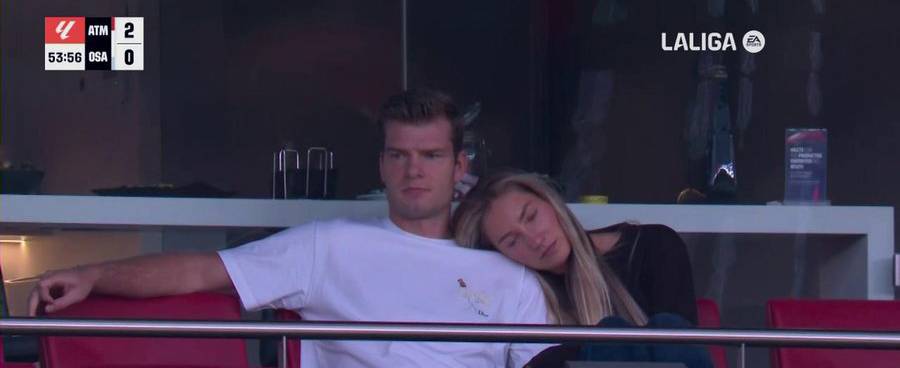 Alexander Sorloth y su pareja, Lena Selnes Alexander Sorloth, delantero del Atlético de Madrid, salió abrazado a su pareja Lena Selnes durante la retransmisión televisiva del triunfo del equipo colchonero por 4-0 ante Osasuna. @asorloth Actualizado: 17/09/2026 08:35 horas