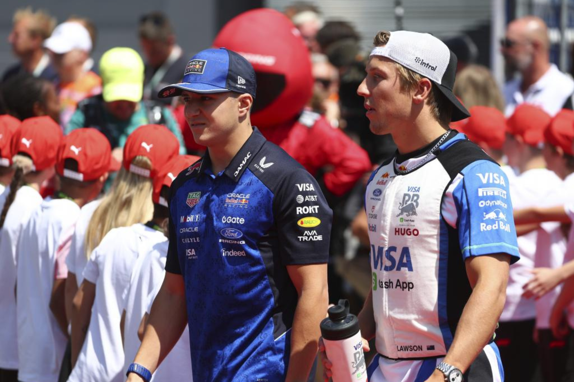 De izquierda a derecha: Isack Hadjar y Liam Lawson.