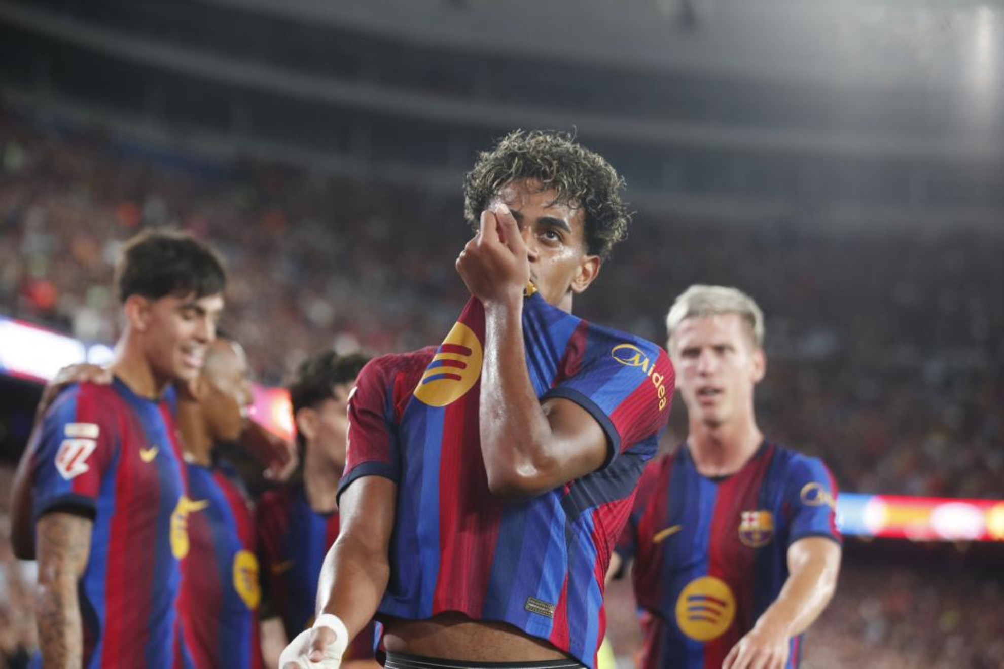 Lamine se besa el escudo. FRANCESC ADELANTADO