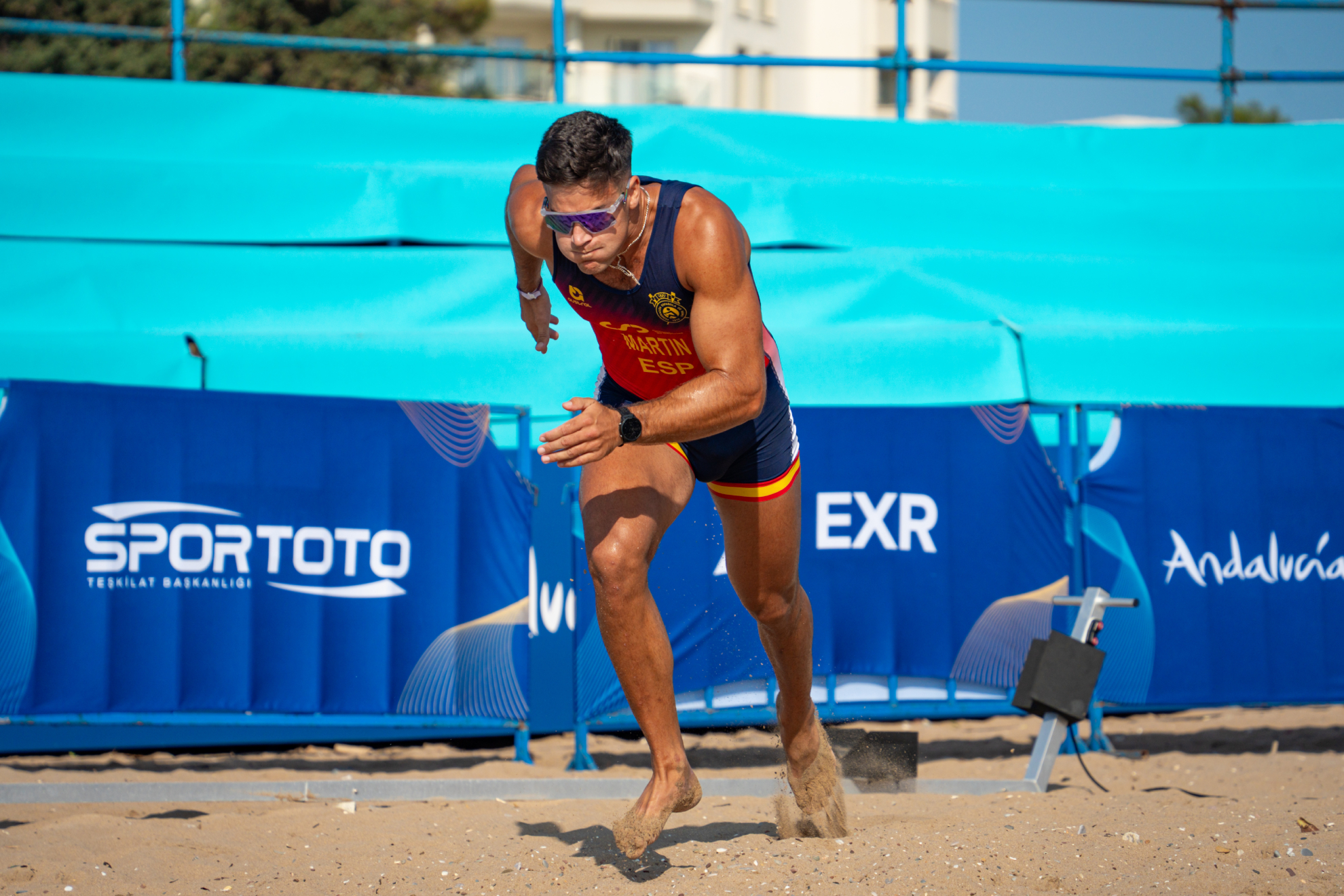 Ander Martín corriendo en la playa en el momento de la salida durante una de sus regatas en este Europeo.