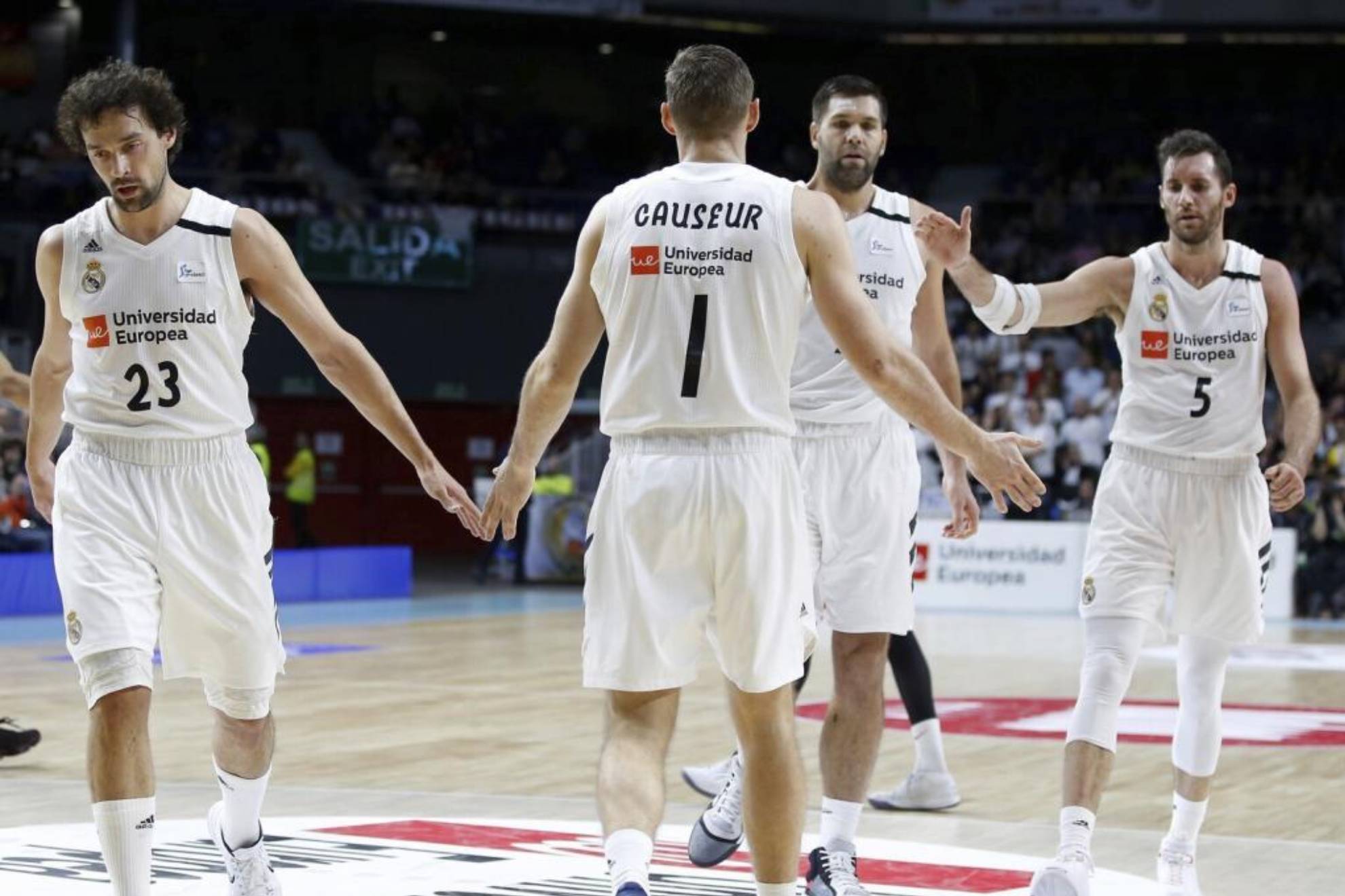 Fabien Causeur choca la mano con Sergio Llull, Felipe Reyes y Rudy Fernández. ACB PHOTO