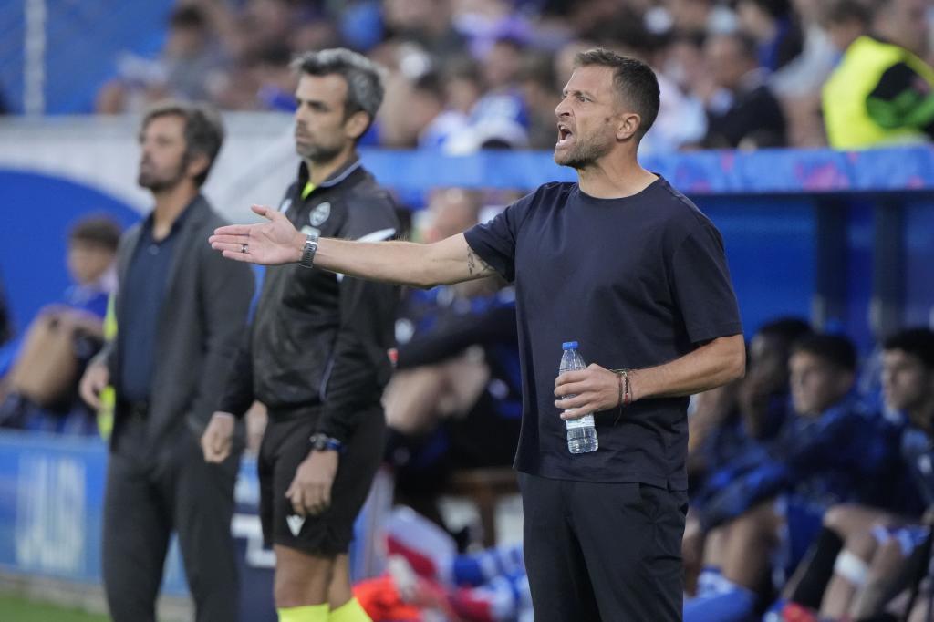 El entrenador del Valencia Óscar Sánchez durante el partido de la sexta jornada de LaLiga entre el Deportivo Alavés y el Valencia CF, este martes en el estadio de Mendizorrotza en Vitoria-Gasteiz EFE