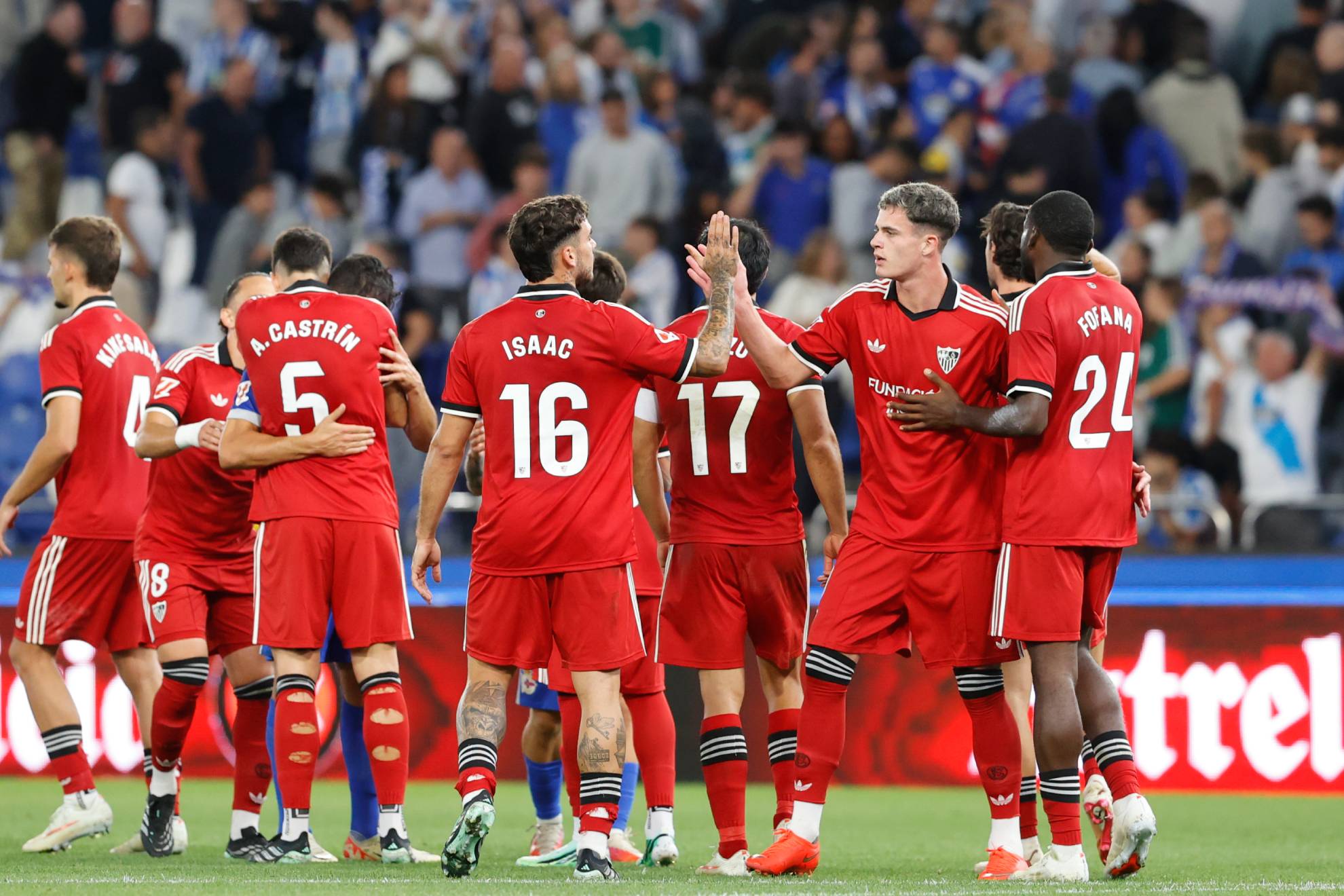 Los jugadores del Sevilla celebran la victoria ante el Dépor.