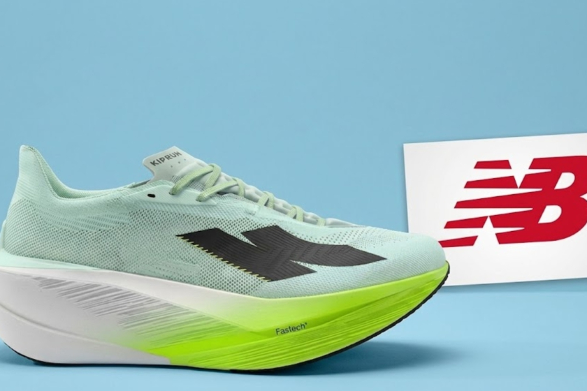 zapatillas Kiprun de Decathlon junto al logo de New Balance.