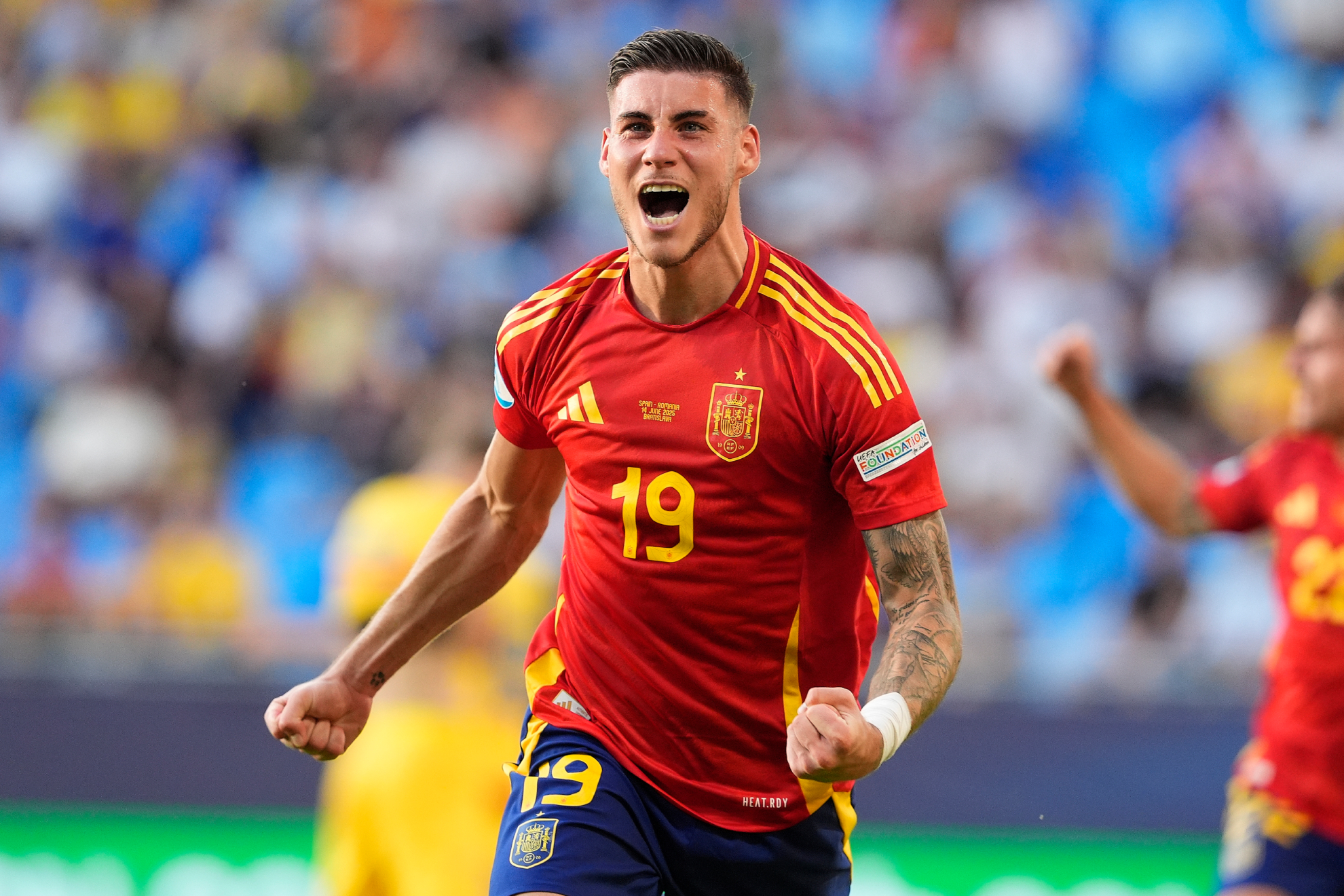 Roberto Fernández celebra uno de los goles que firmó con la sub 21. LaPresse