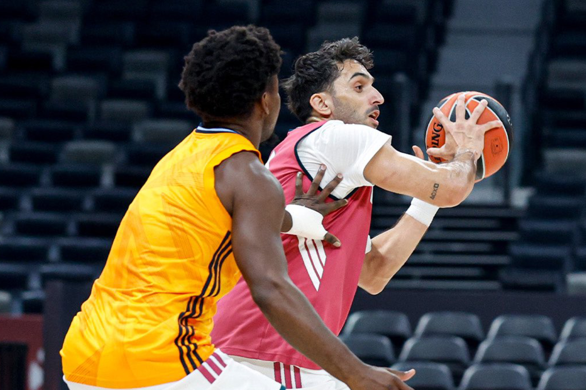 Facundo Campazzo defendido por Andrés Feliz durante el entrenamiento en Abu Dabi. @RMBaloncesto