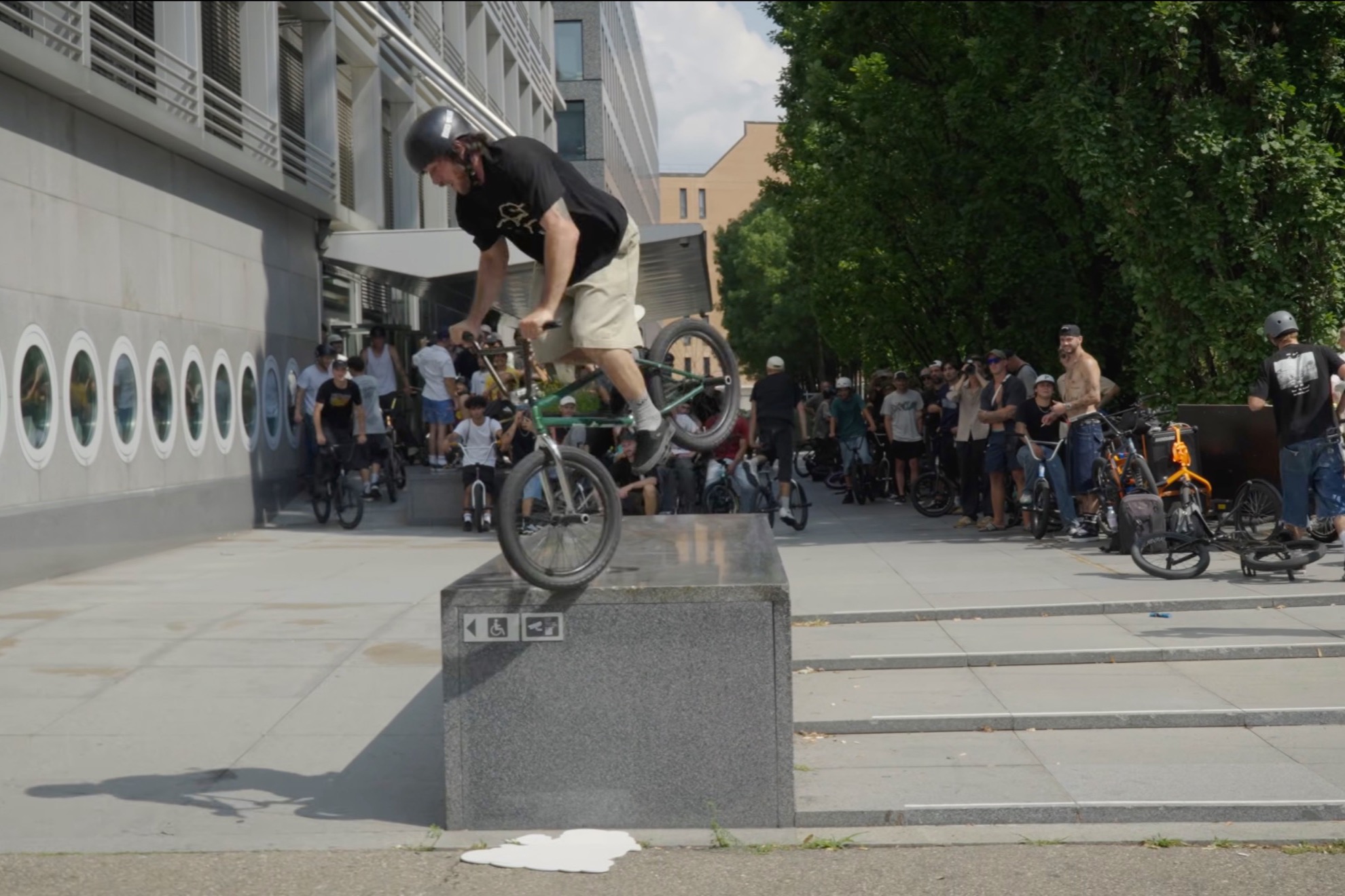 Gaspar Guendulain desplegando trucos de calidad en el Cash Up Street Jam, Zurich 2026. Nuts & Bolts BMX