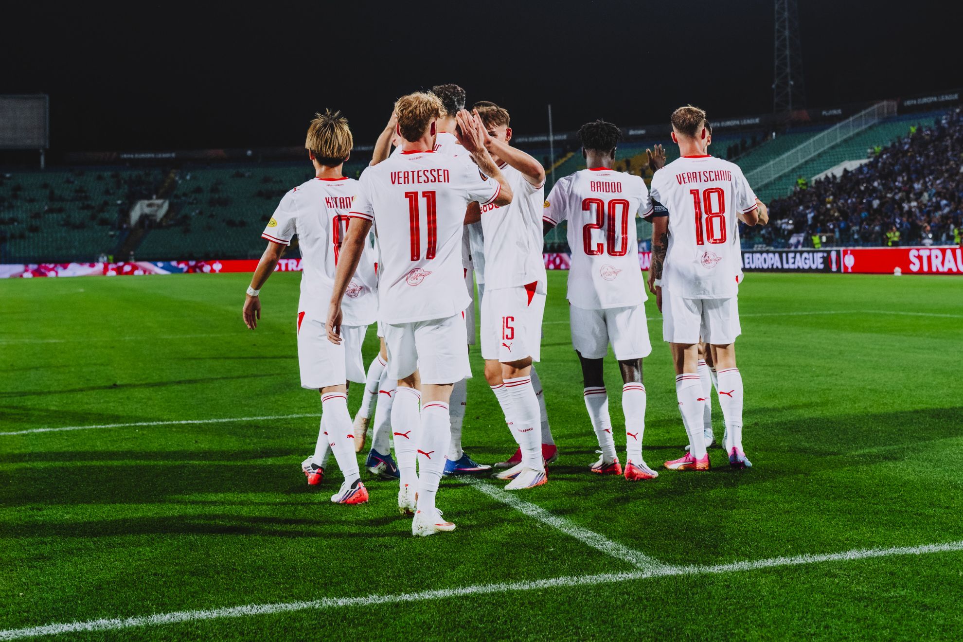 Los jugadores del Salzburgo celebran el gol de Tabakovic @RedBullSalzburg