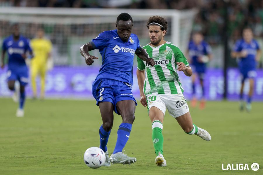 Djené, ante Abde durante el partido. LaLiga