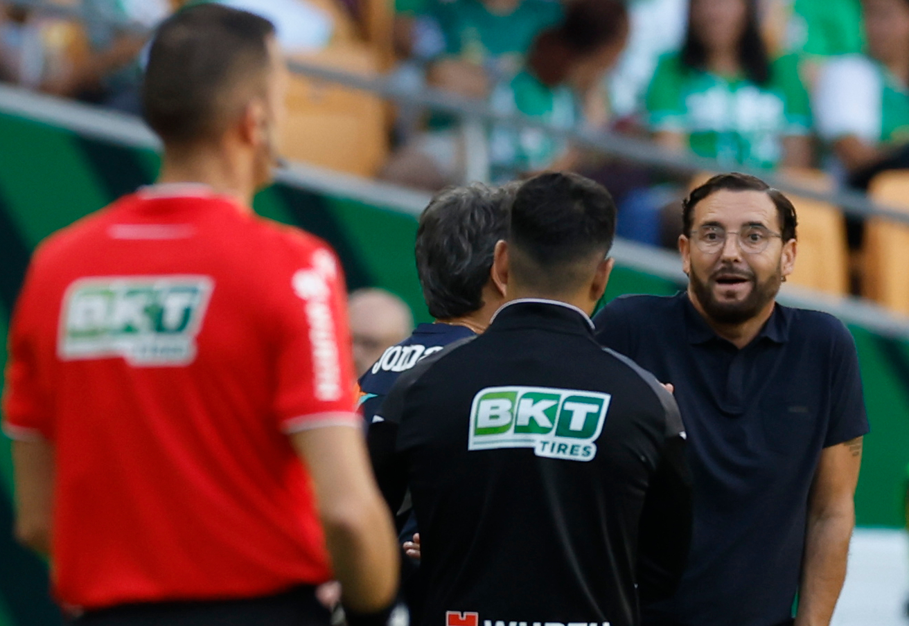 José Bordalás protesta una decisión durante el partido ante el Betis. Julio Munoz