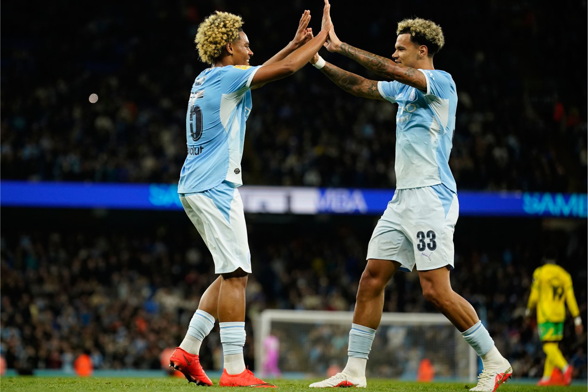 Floyd Samba celebra uno de sus goles con O'Reilly