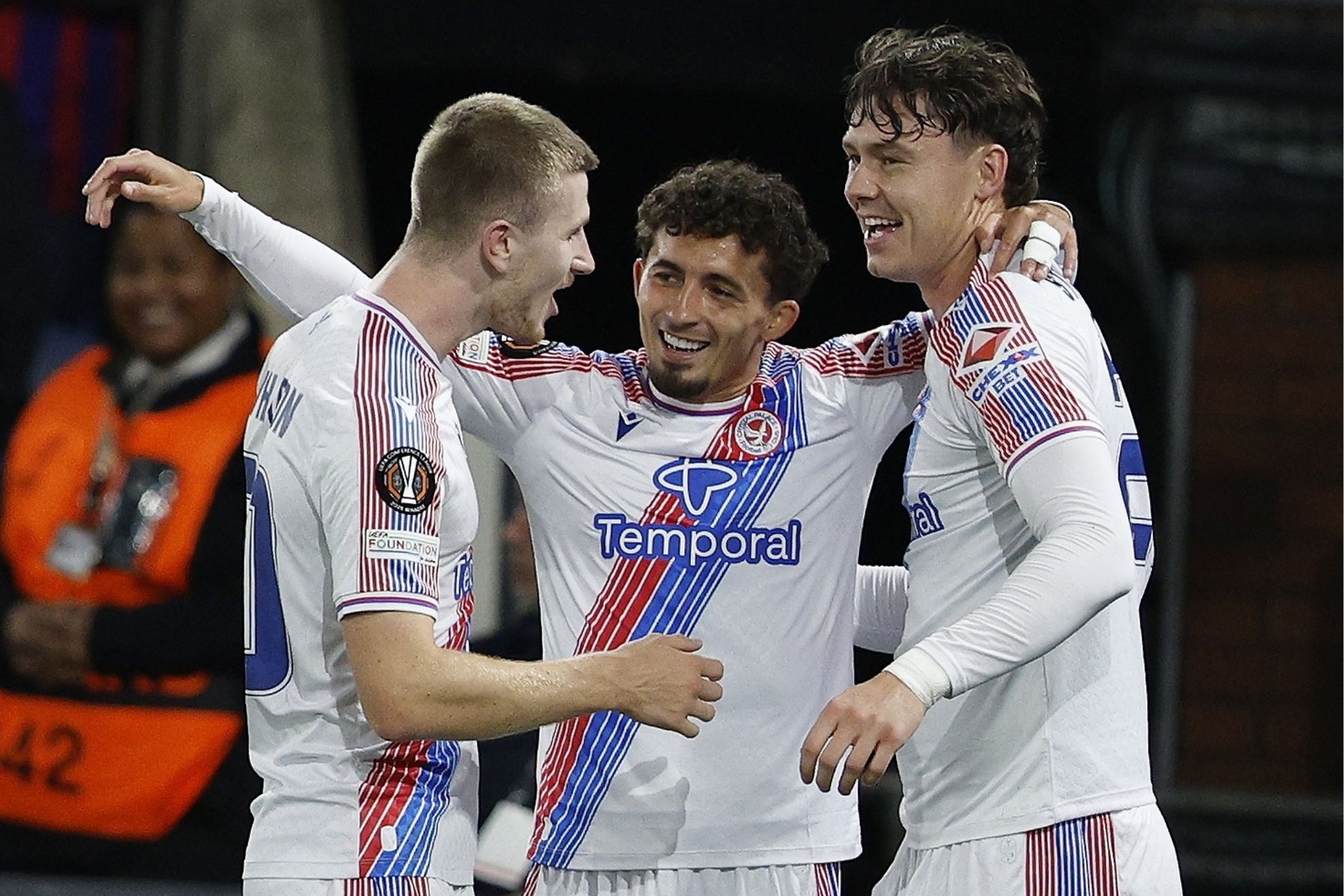 Yeremy Pino celebra con Wharton y Larsen