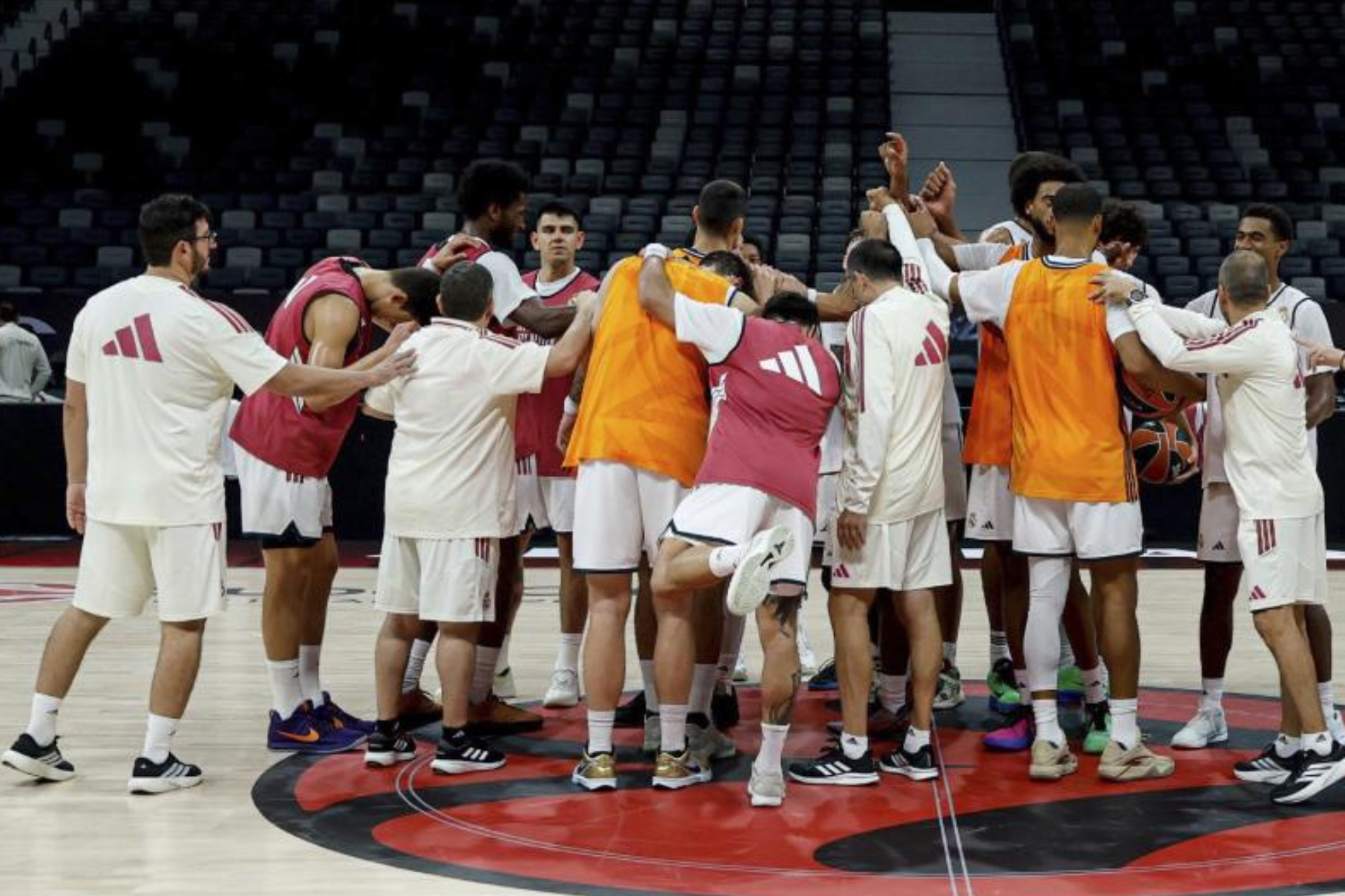 Los jugadores del Real Madrid hacen una piña. @RMBaloncesto