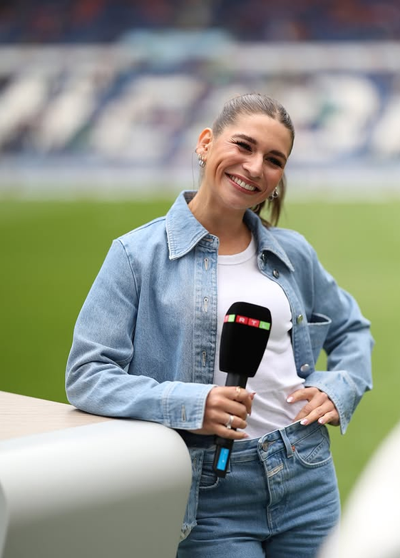 Jana Wosnitza, famosa periodista deportiva, denuncia el "peligro" de opinar sobre los cuerpos ajenos Jana Wosnitza, famosa periodista deportiva alemana popular por su trabajo cubriendo la NFL, se pronunció en la RTL sobre los comentarios que recibe sobre su cuerpo: "Comentar sobre la imagen corporal es algo muy, muy delicado y muy, muy peligroso". @janawosnitza Actualizado: 18/09/2026 11:03 horas