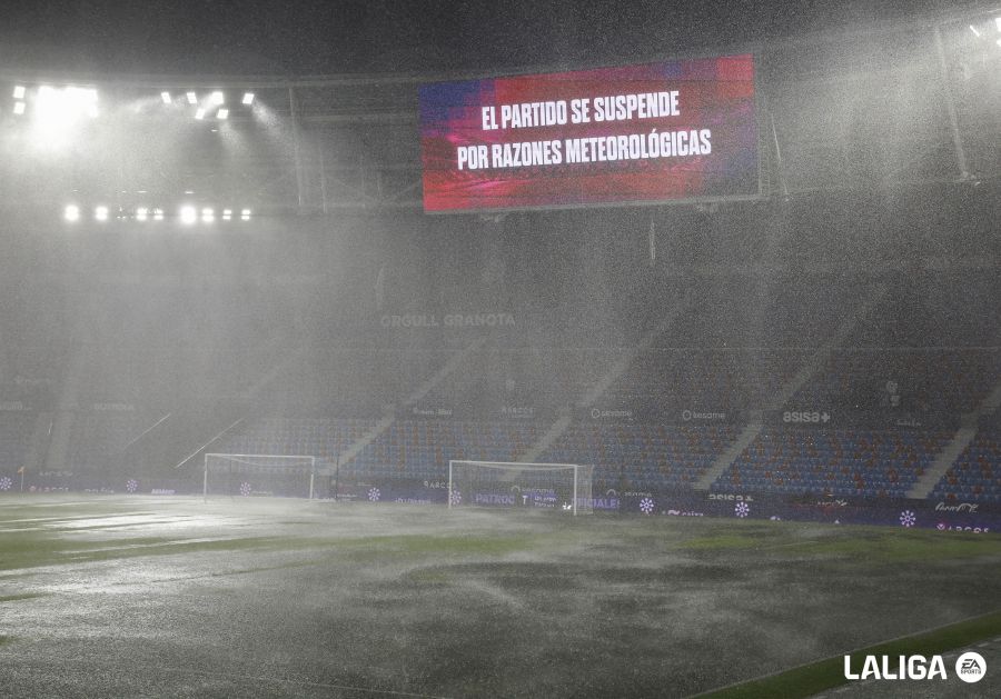 El aguacero que cayó en el Ciutat de València y que obligó a suspender el partido.