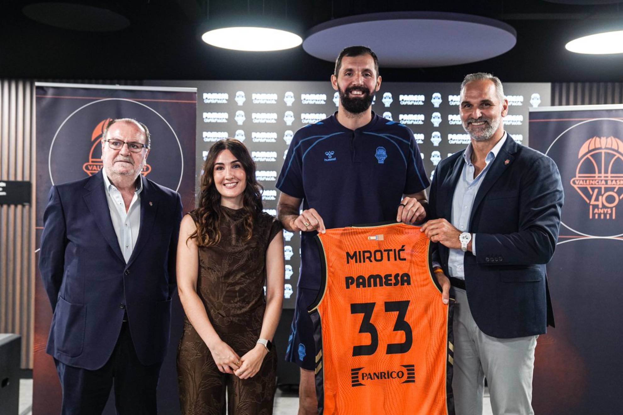 Nikola Mirotic, durante su presentación como jugador del Valencia Basket. @valenciabasket