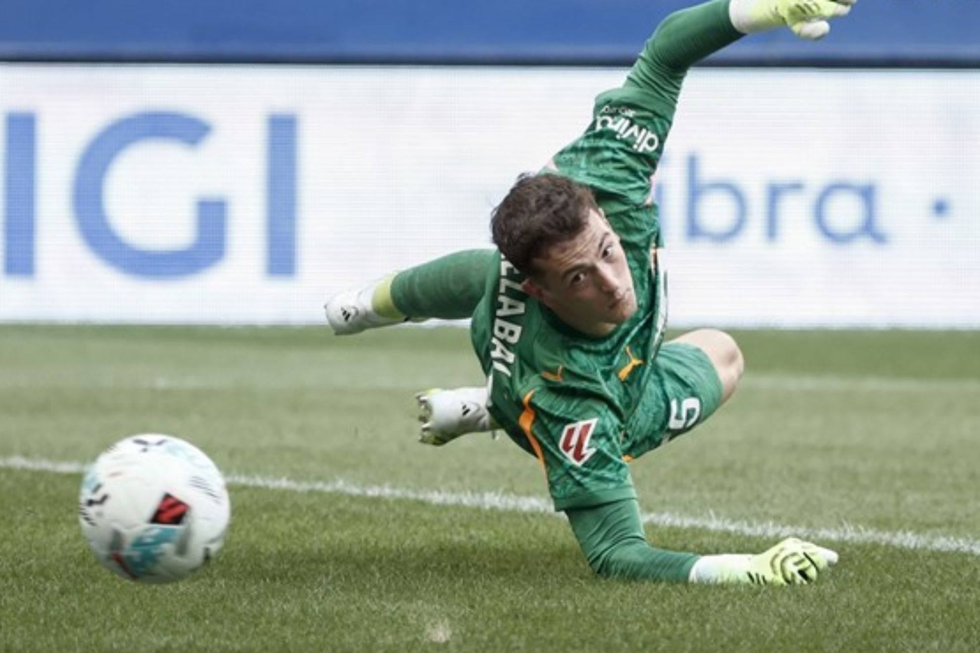 Agirrezabala y la pesadilla de medirse al Barcelona: ha encajado 13 goles en dos partidos. EFE