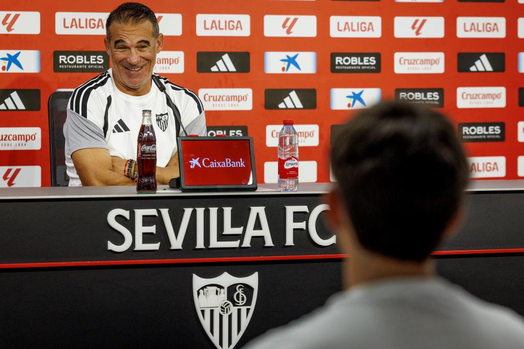 El entrenador del Sevilla Luis García Plaza durante la rueda de prensa tras el entrenamiento del equipo este viernes en Sevilla previo a su enfrentamiento liguero contra el FC Barcelona de mañana. EFE