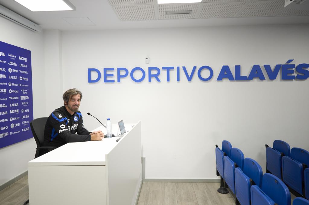 El entrenador del Deportivo Alavés, Quique Sánchez Flores, durante la rueda de prensa que ha ofrecido este viernes en Vitoria previa al partido de liga que su equipo disputará mañana frente al Athletic de Bilbao . EFE