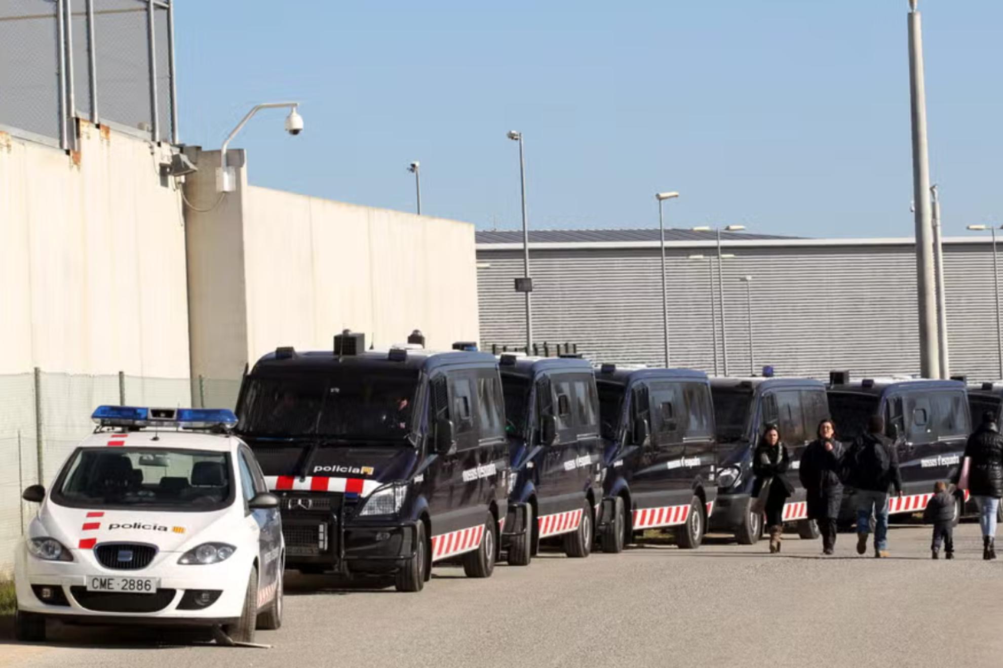 En la imagen, un coche y varios furgones de los Mossos d'Esquadra en la cárcel de Quatre Camins. EFE