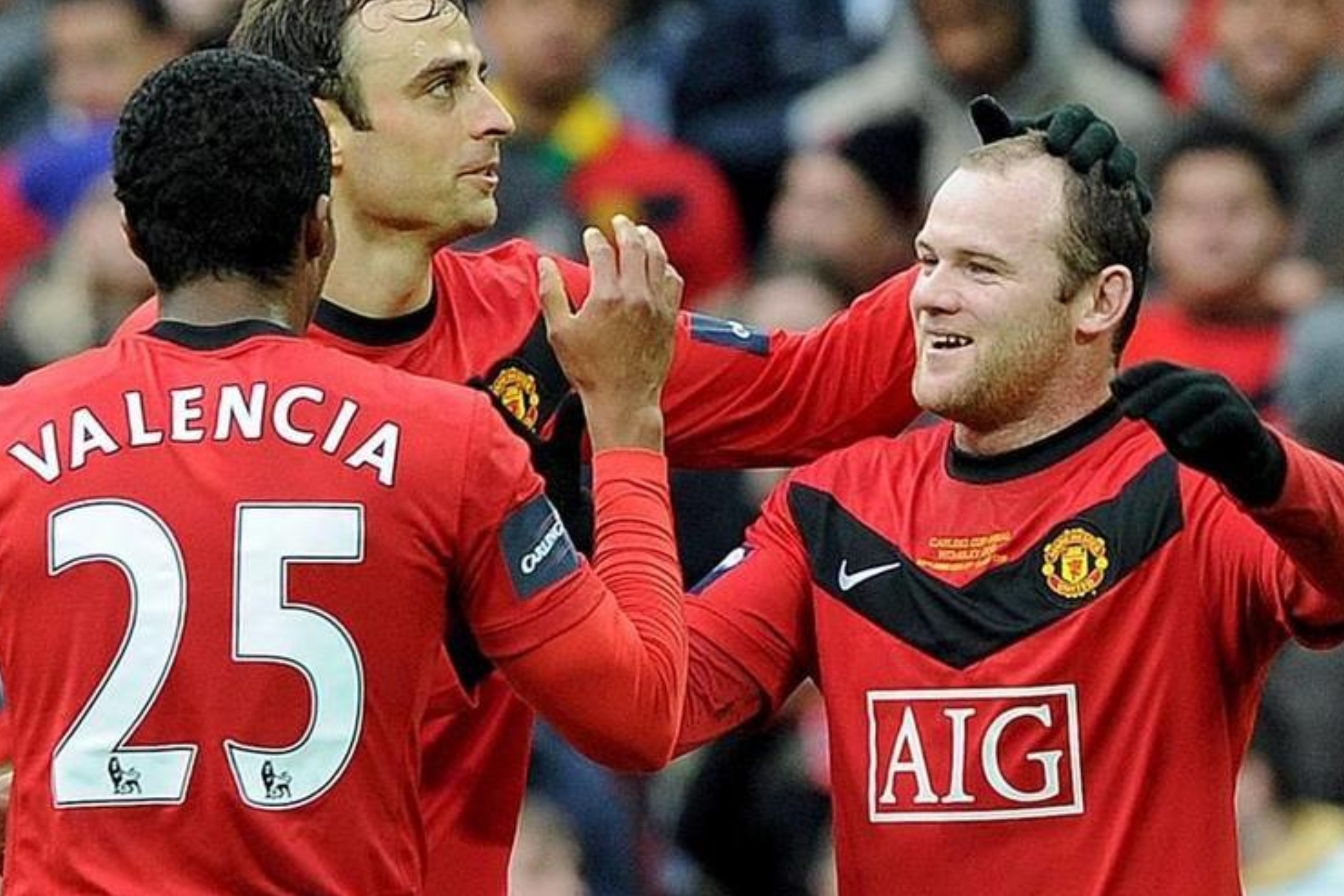 Esta leyenda del Manchester United muestra su megamansión de 20 millones de libras con campo de fútbol privado, bodeg EFE