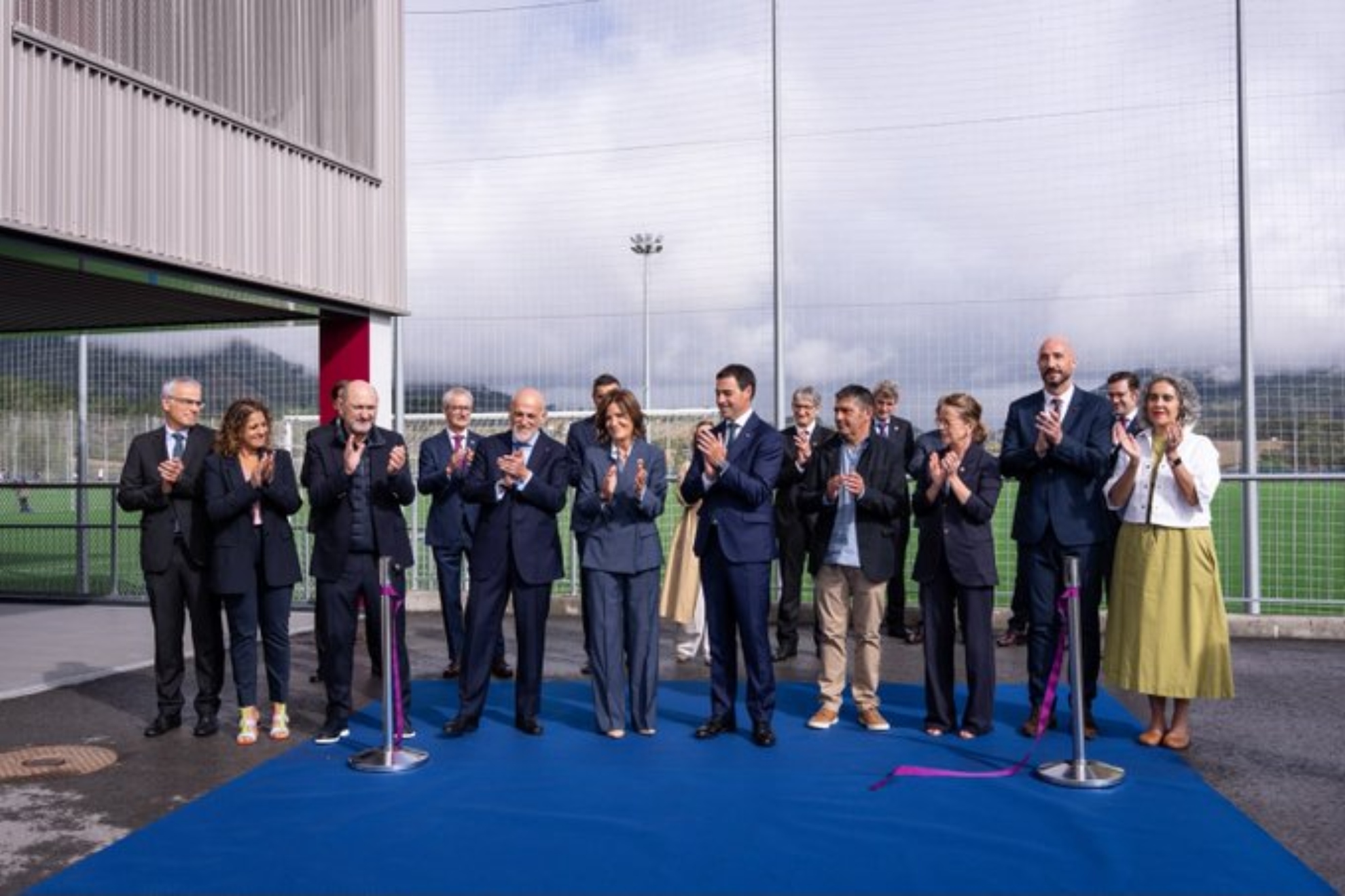 Foto de familia en la inauguración de la Ciudad Deportiva armera. EIBAR