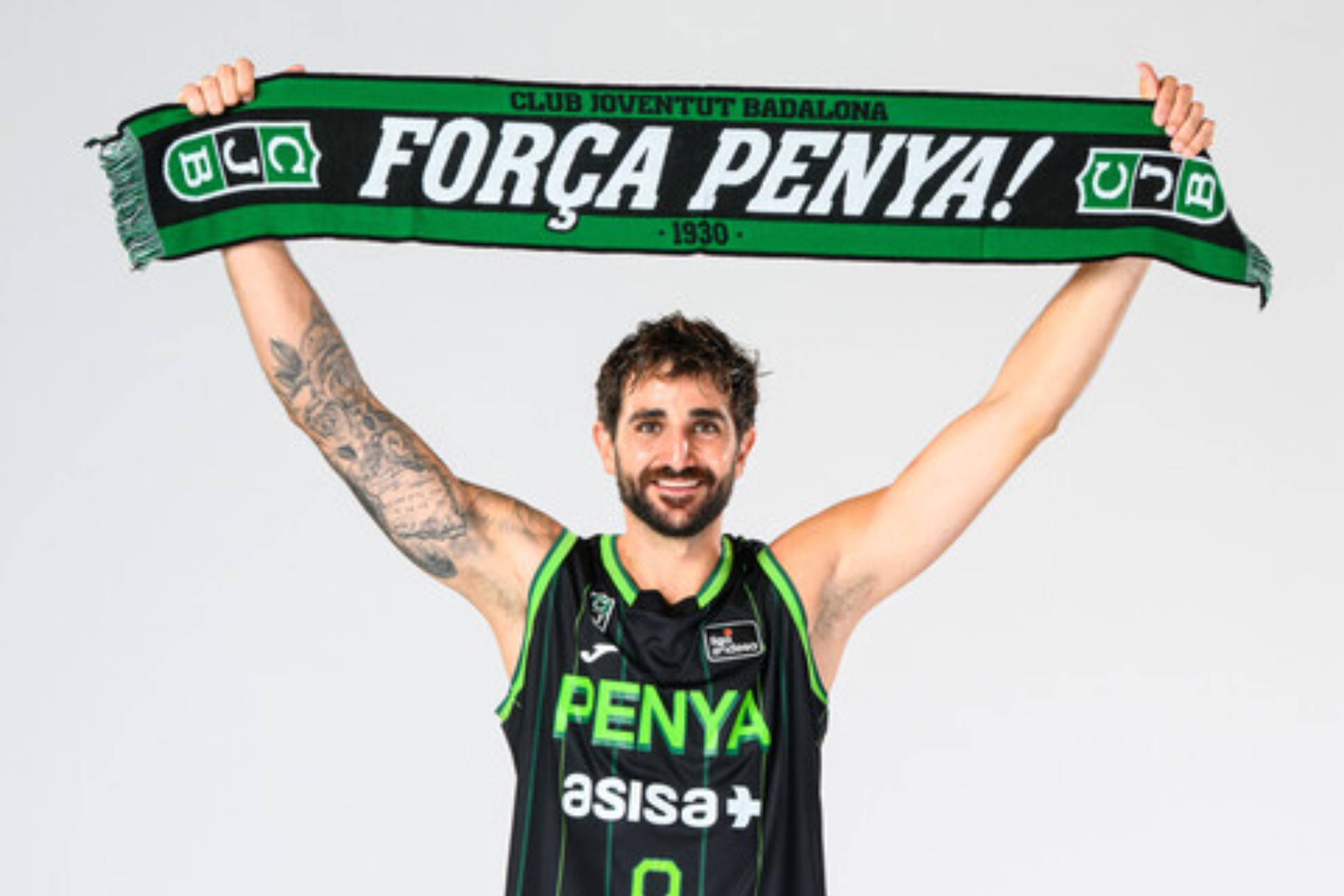 Ricky Rubio posa con la bandera del Joventut en el Media Day de la ACB. ACB PHOTO