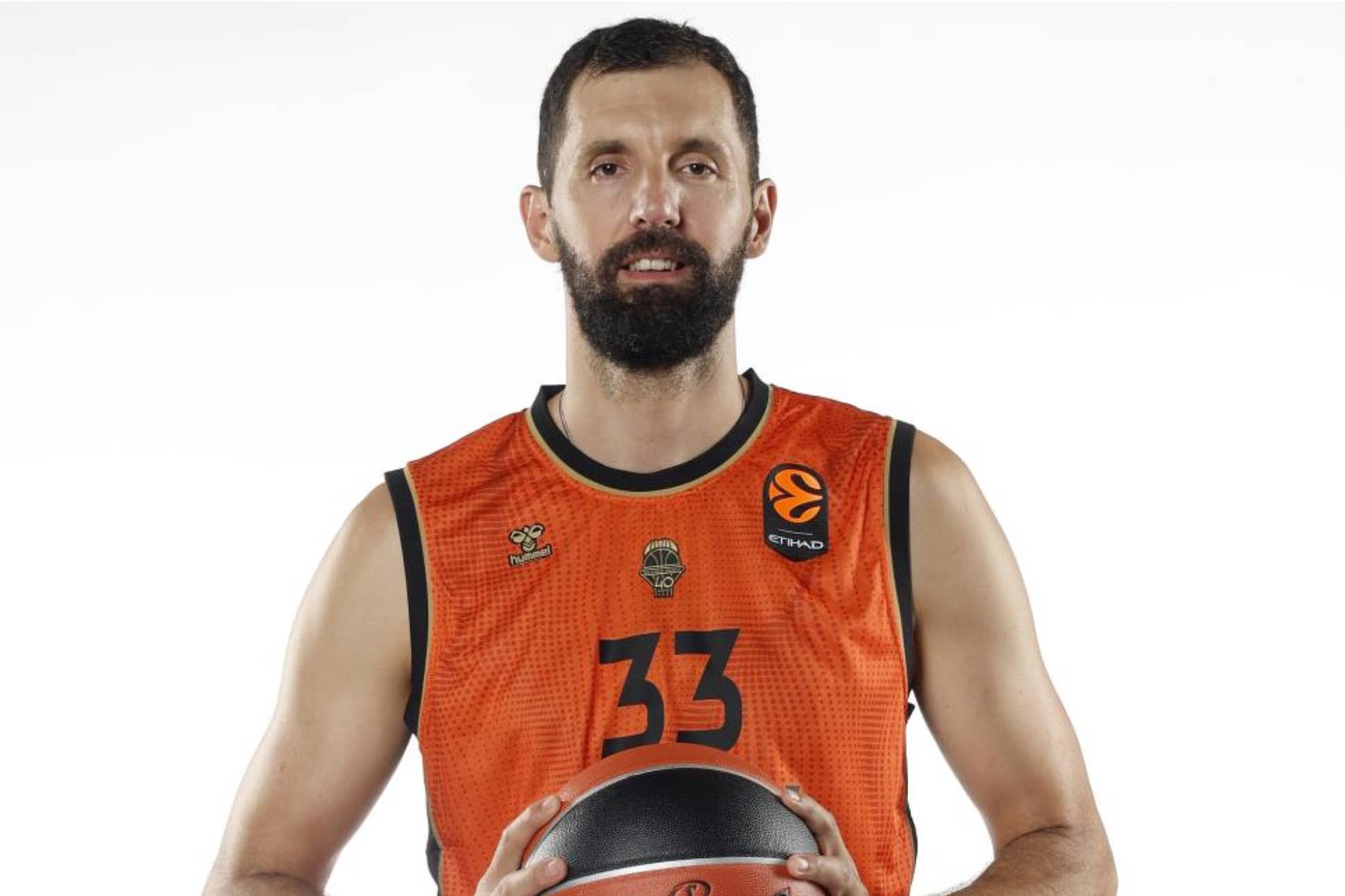 Nikola Mirotic luciendo la camiseta del Valencia Basket, su nuevo equipo. VALENCIA BASKET