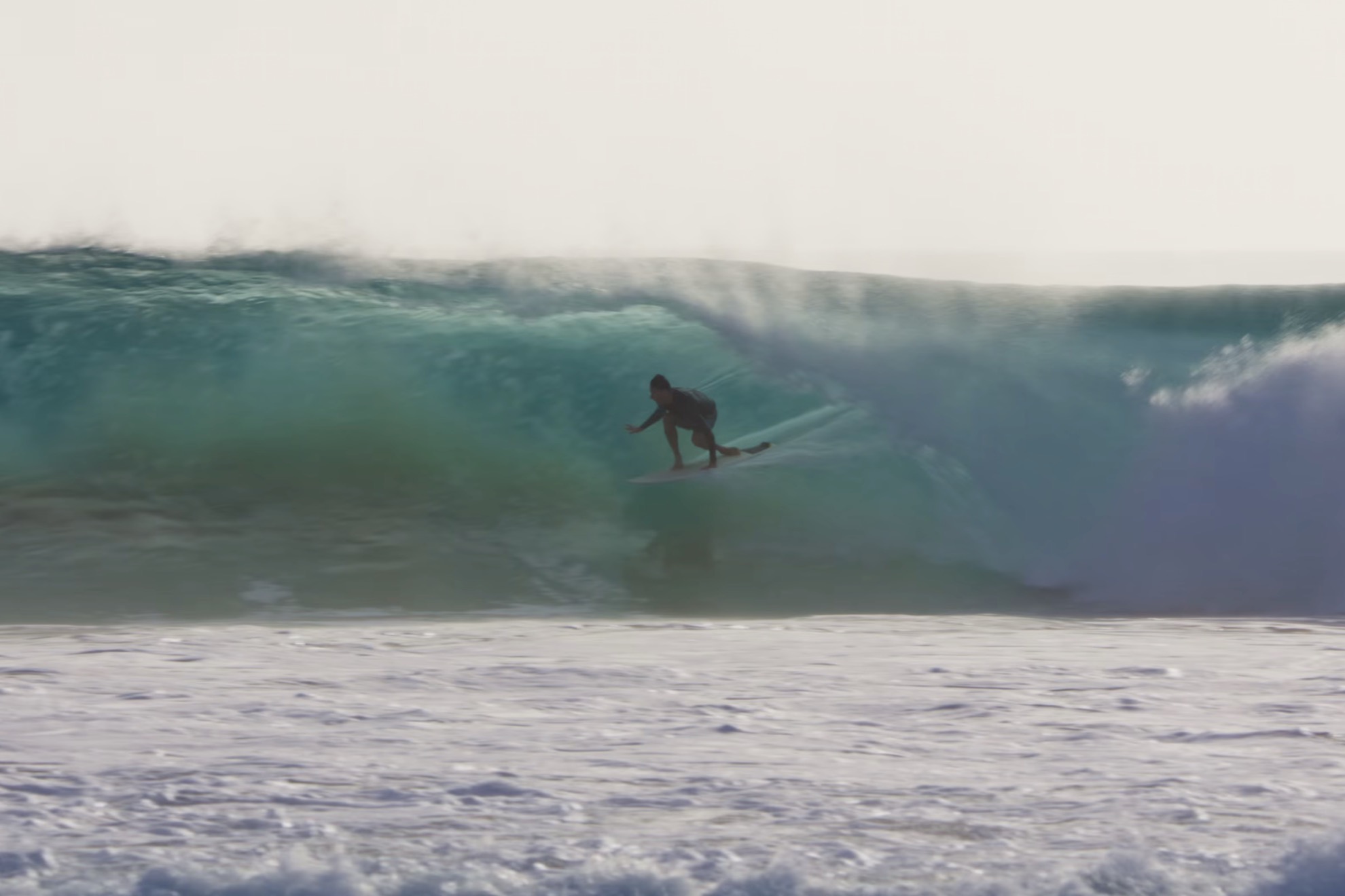 El surfista Jamie O'Brien explorando tubos y olas perfectas desconocidas. Jamie O'Brien