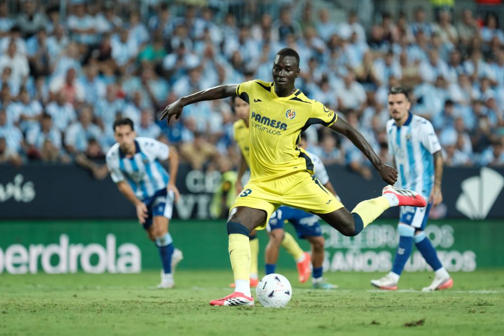 El centrocampista del Villarreal Pape Gueye se dispone a lanzar el penalti que supondría el 1-3, durante el partido de LaLiga de fútbol que Málaga CF y Villarreal CF han disputado este jueves en el estadio de La Rosaleda. EFE