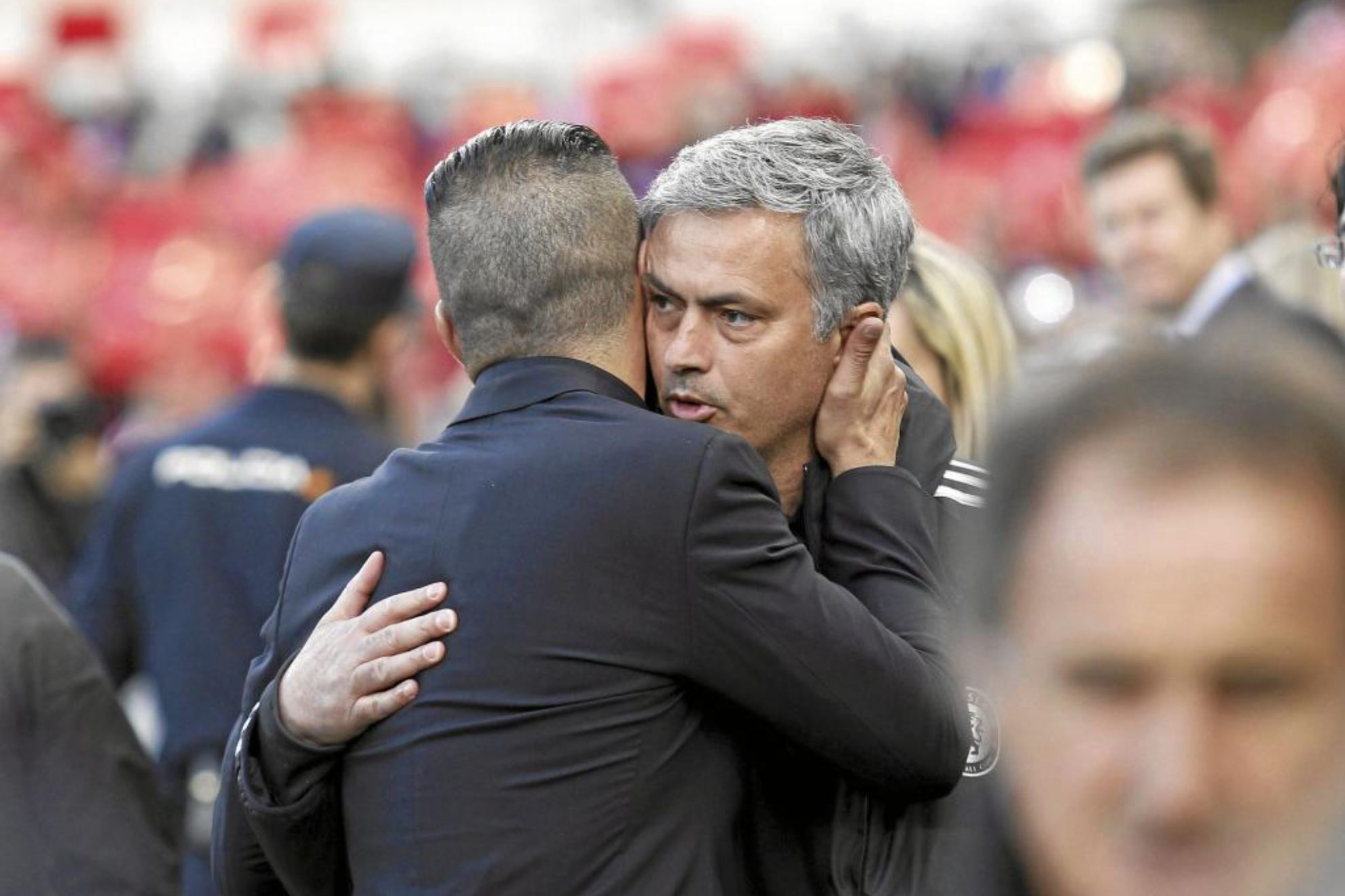 Mourinho se abraza con Simeone.