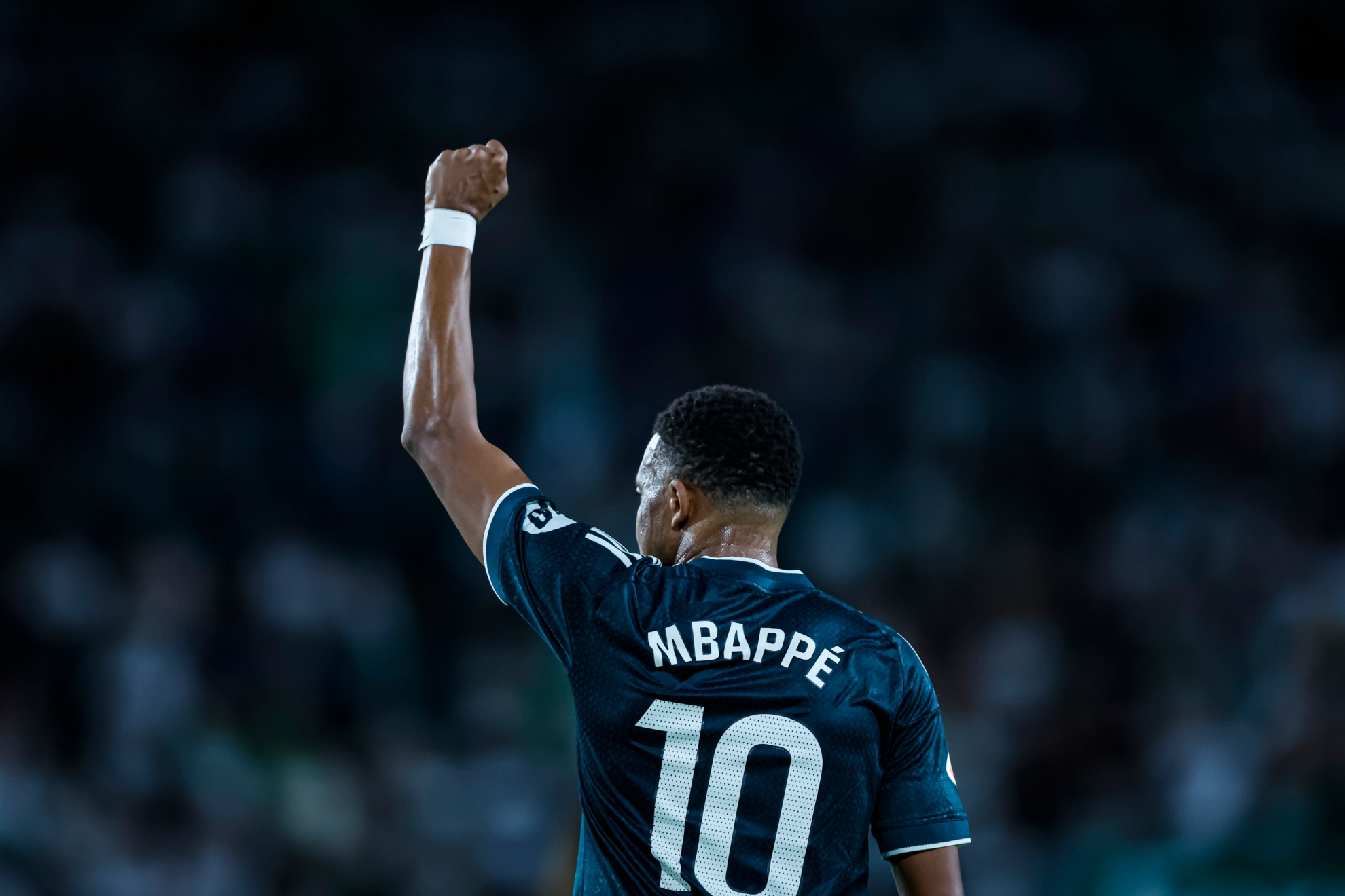 Mbappé, celebrando un gol ante el Elche. ABEL F. ROS