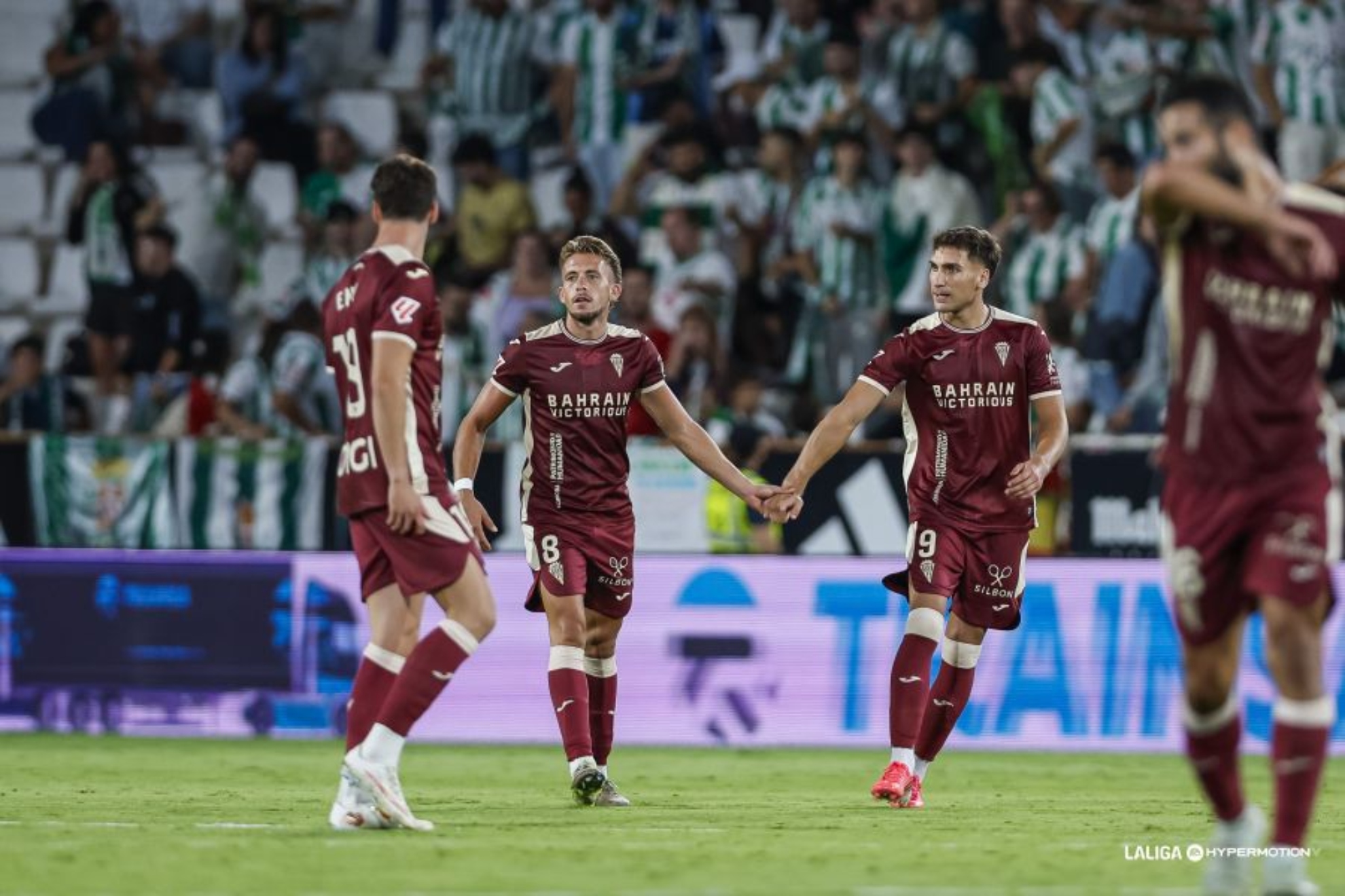 Isma Ruiz y Diego Percan, los goleadores del Córdoba ante el Alba, celebran un gol en el Belmonte. LALIGA