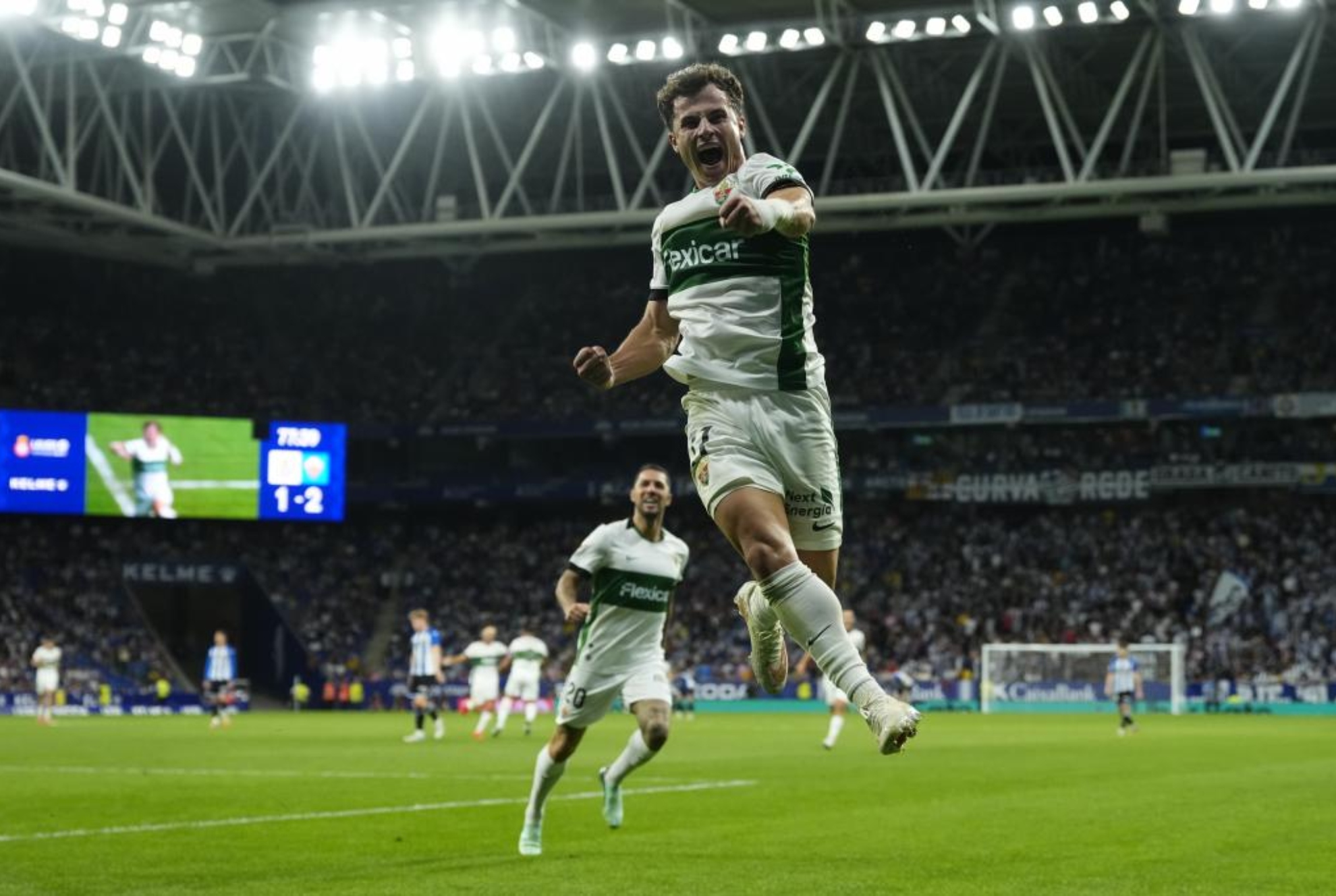 Valera celebra el tanto que marcó, el tercero del Elche ante el Espanyol. EFE