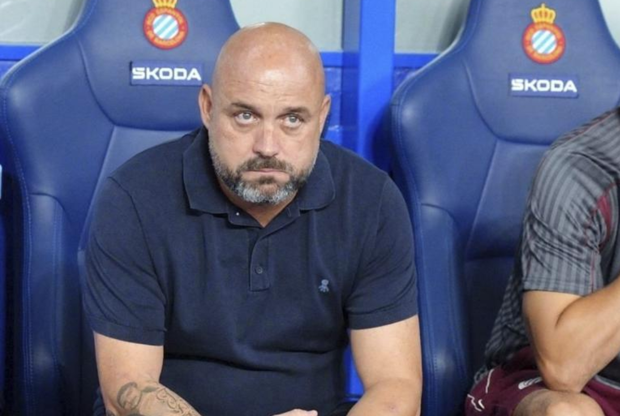 Manolo González, entrenador del Espanyol, con gesto serio en el banquillo.