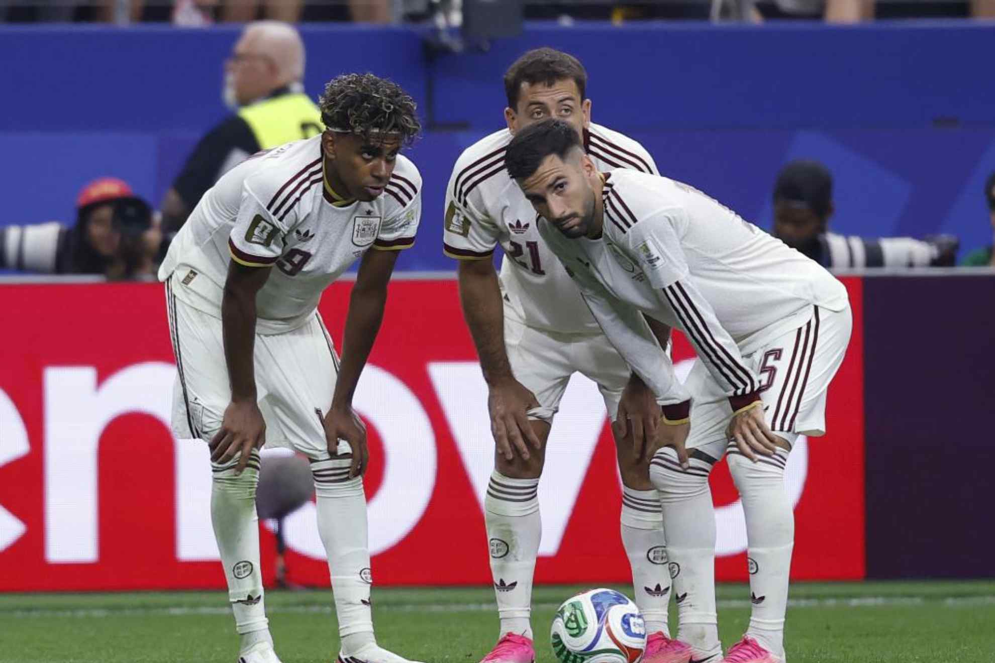 Lamine Yamal y Baena, en el partido contra Portugal en el pasado Mundial. CHEMA REY (MARCA)