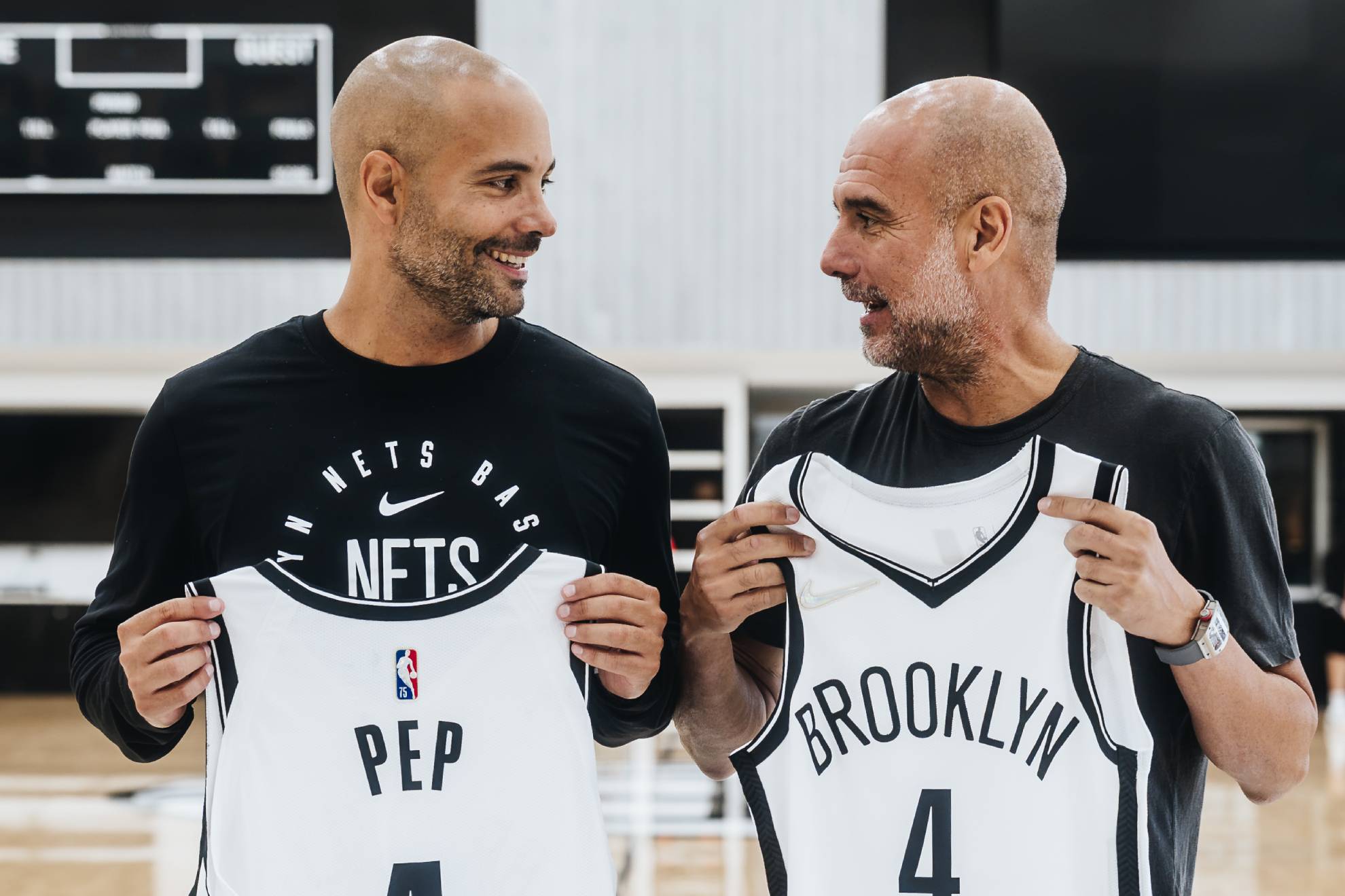Jordi Fernández y Pep Guardiola posan con camisetas de los Nets. @BrooklynNets