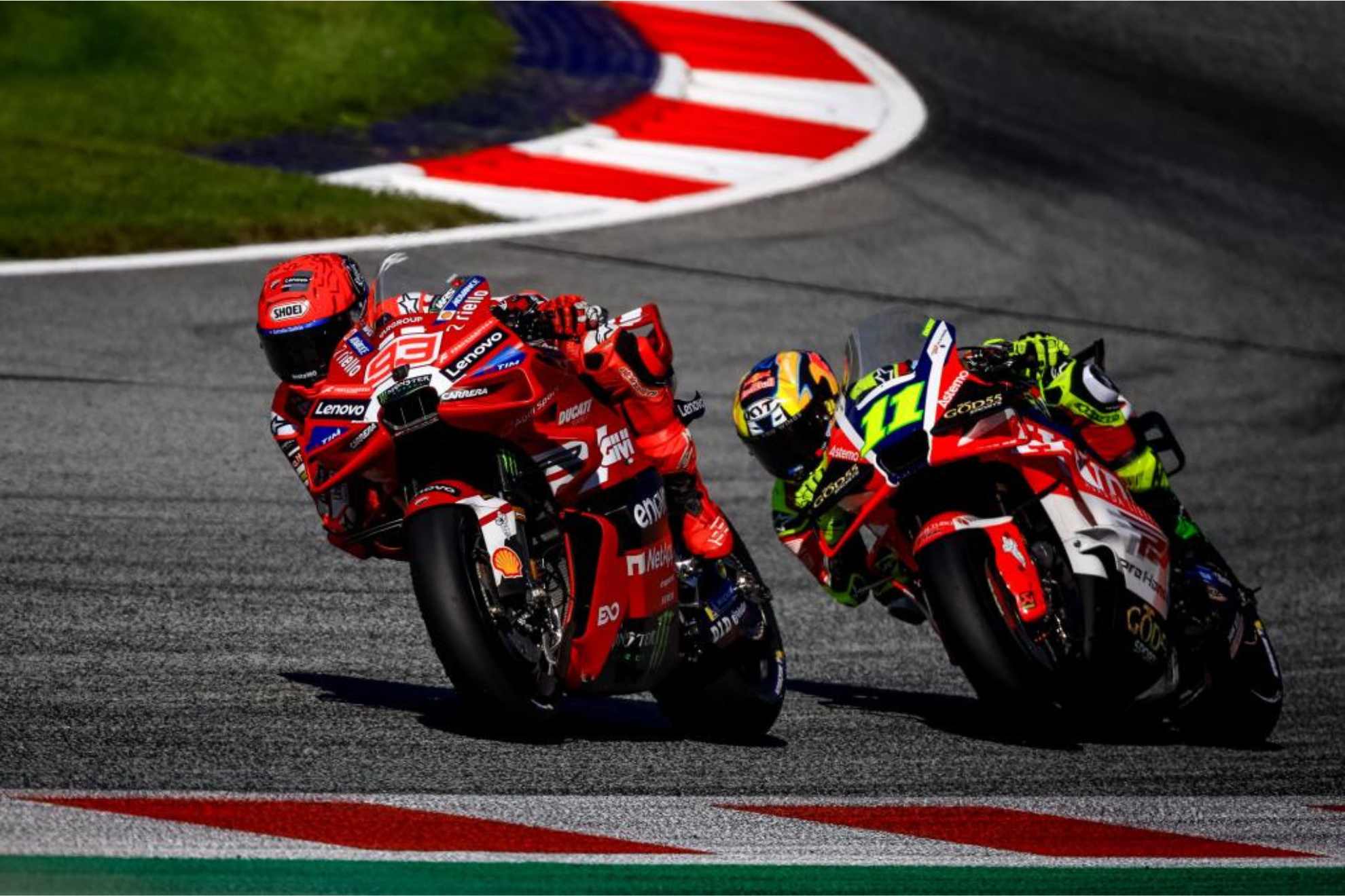 Marc Márquez y Diogo Moreira durante la Práctica del viernes en Austria.