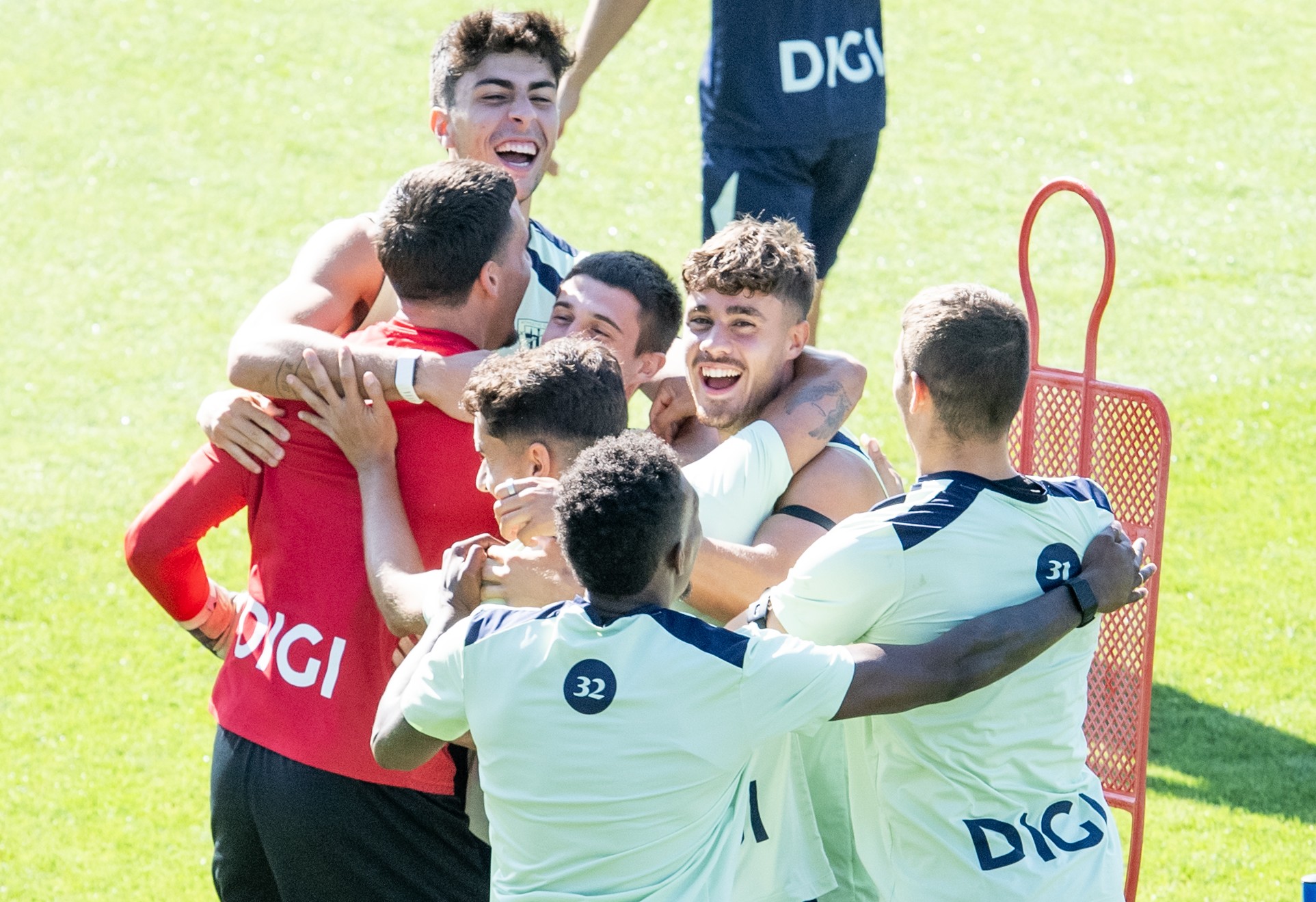 Los jugadores del Athletic, tras un juego en un entrenamiento.
