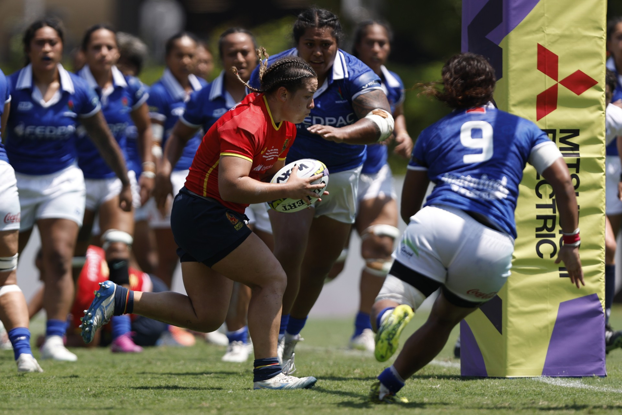 Alba Capell entra con el balón antes de un ensayo World Rugby