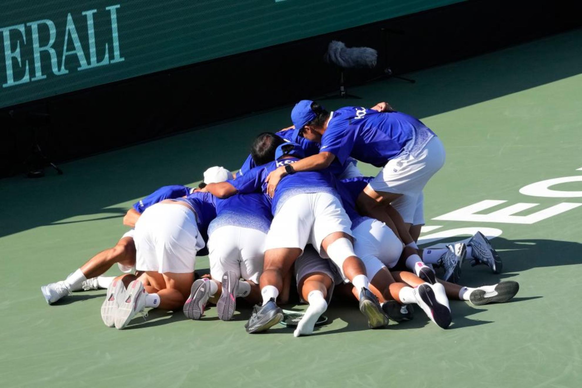 Los jugadores de Corea del Sur celebran su pase a la Final a 8 de la Copa Davis. LAPRESSE