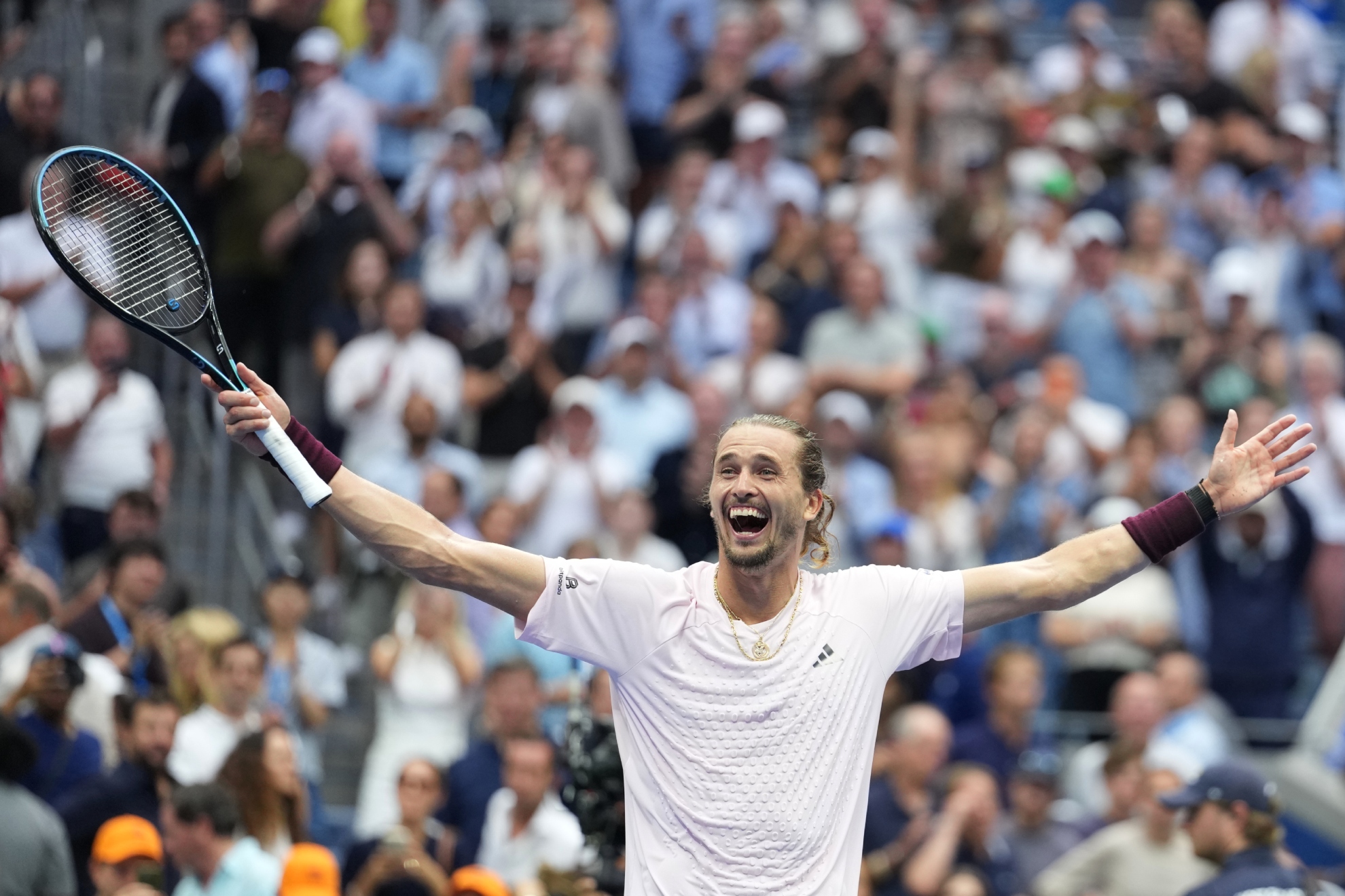 Zverev levanta los brazos.