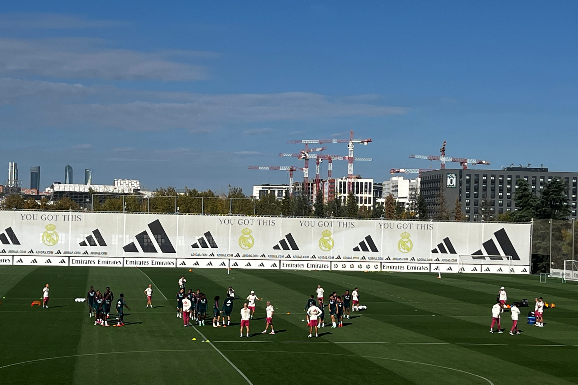 Los jugadores del Madrid se entrenan esta mañana en Valdebebas. .