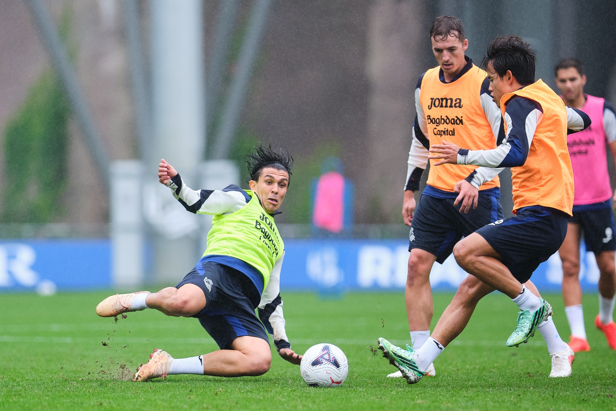 Jon Mikel Aramburu intenta cortar un avance de Kubo, en un entrenamiento de la Real. REAL SOCIEDAD