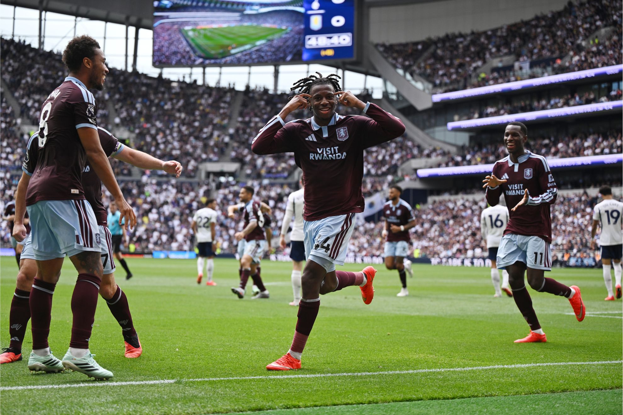 Manzambi celebra su gol contra el Tottenham