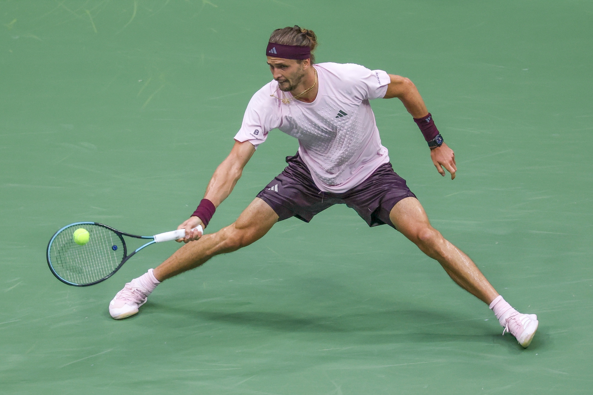Zverev intenta llegar a una pelota. EFE