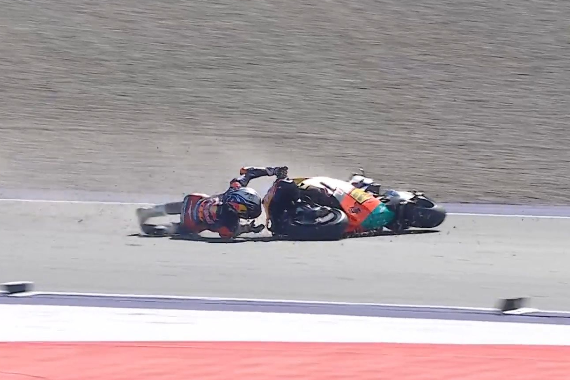 Acosta, en el suelo. MOTOGP