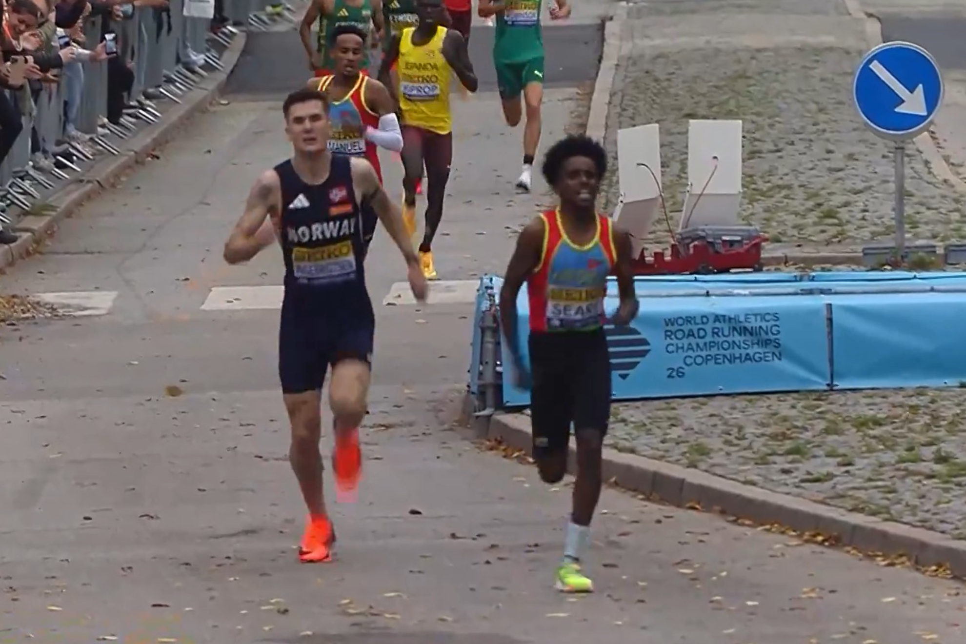 Dawit Seare supera a Jakob Ingebrigtsen cerca de meta.