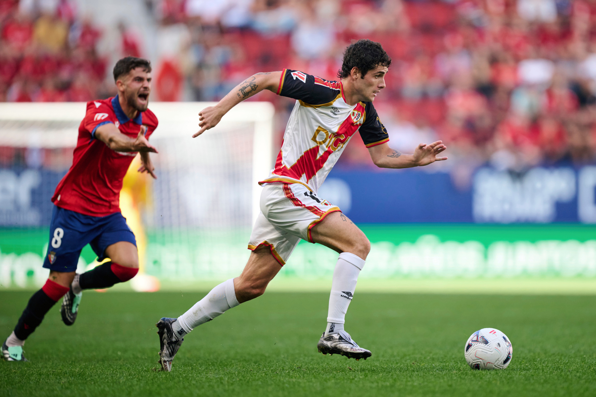 Sergio Camello perseguido por Iker Muñoz DANI FERNANDEZ